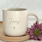 Keramiktasse mit heißem Kaffee auf graviertem Holztablett. Stilvolle Kombination aus Naturmaterialien – personalisierbar mit Name, ideal für Freundinnen und Familie. Steingut Tasse. Personalisierte Geschenke