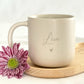 Detailaufnahme des Buchenholz-Tabletts mit feiner Gravur. Lebensmittelecht, geölt und handgefertigt. Perfekt für personalisierte Geschenke, Freundschaft oder besondere Anlässe. Steingut Tasse. Personalisierte Geschenke