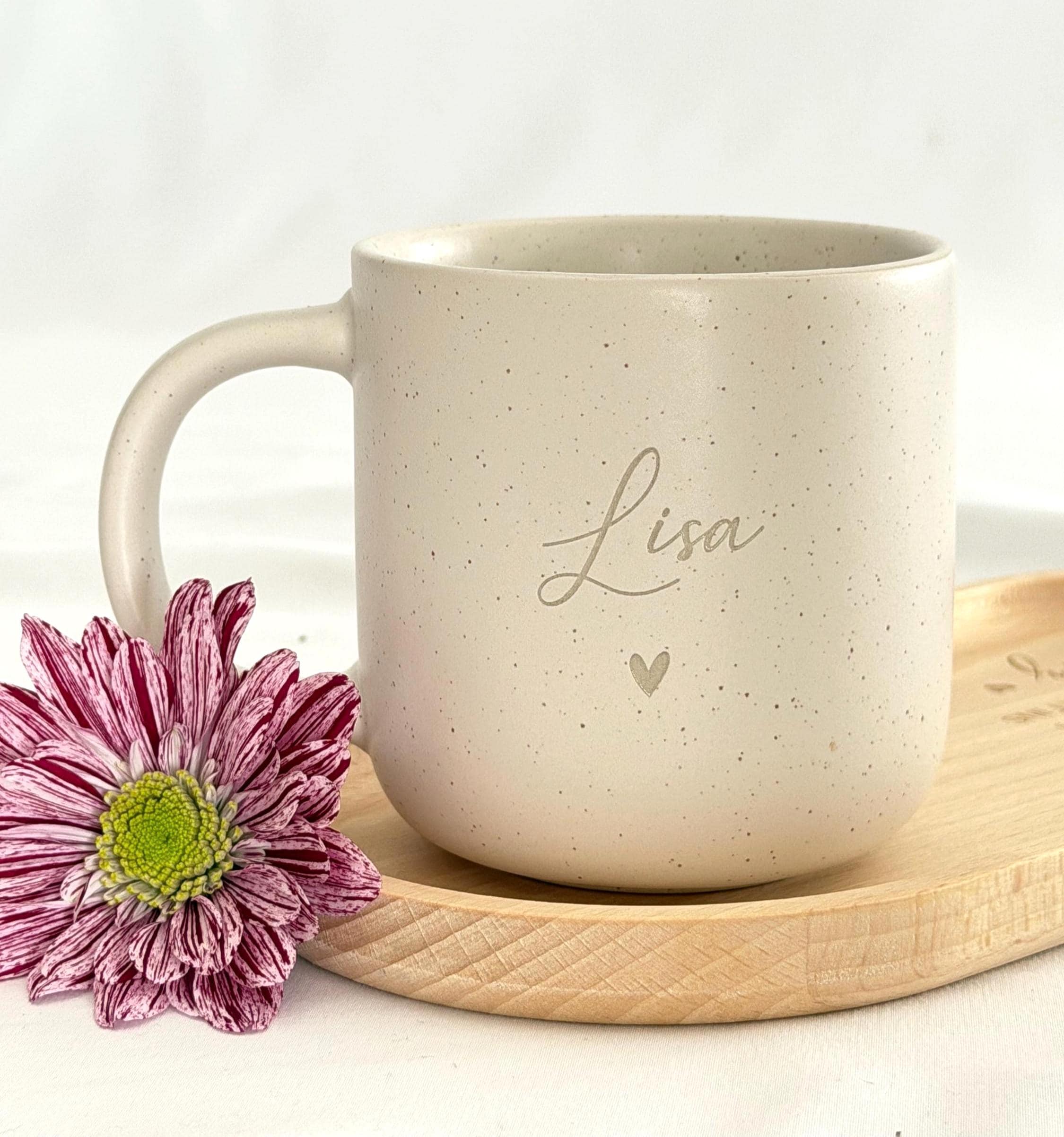 Detailaufnahme des Buchenholz-Tabletts mit feiner Gravur. Lebensmittelecht, geölt und handgefertigt. Perfekt für personalisierte Geschenke, Freundschaft oder besondere Anlässe. Steingut Tasse. Personalisierte Geschenke