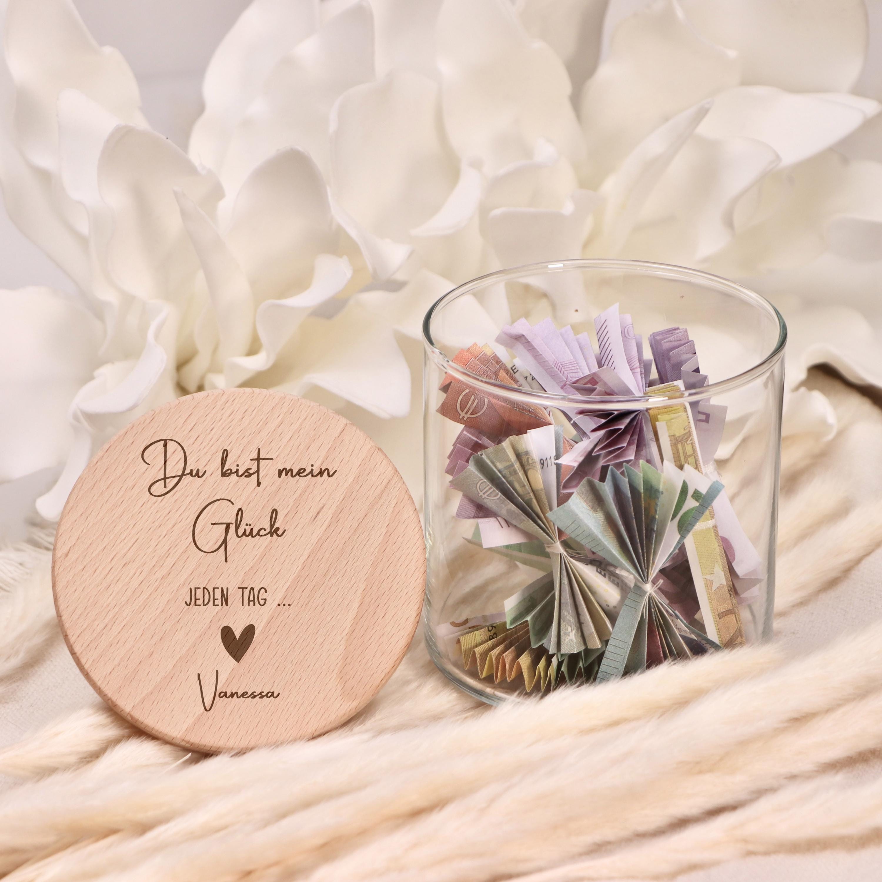 Vorratsglas mit individueller Gravur „Freundschaft“, perfekt als Geschenkidee zum Geburtstag, Weihnachten, Nikolaus oder als Geldgeschenk. Hochwertiges Borosilikatglas mit Holzdeckel und 3D Herz. Kleine Aufmerksamkeit für beste Freundin, Lieblingsmensch oder Kollegin.
Perfektes Geschenk zum Weihnachten, Geburtstag, Ostern.
Vorratsglas Keksdose Vorratsdose Personalisiert mit Gravur. 
Ostern Weihnachten Muttertag. geschenkidee valentinstag
Abschiedsgeschenk  Kollegin Erzieherin