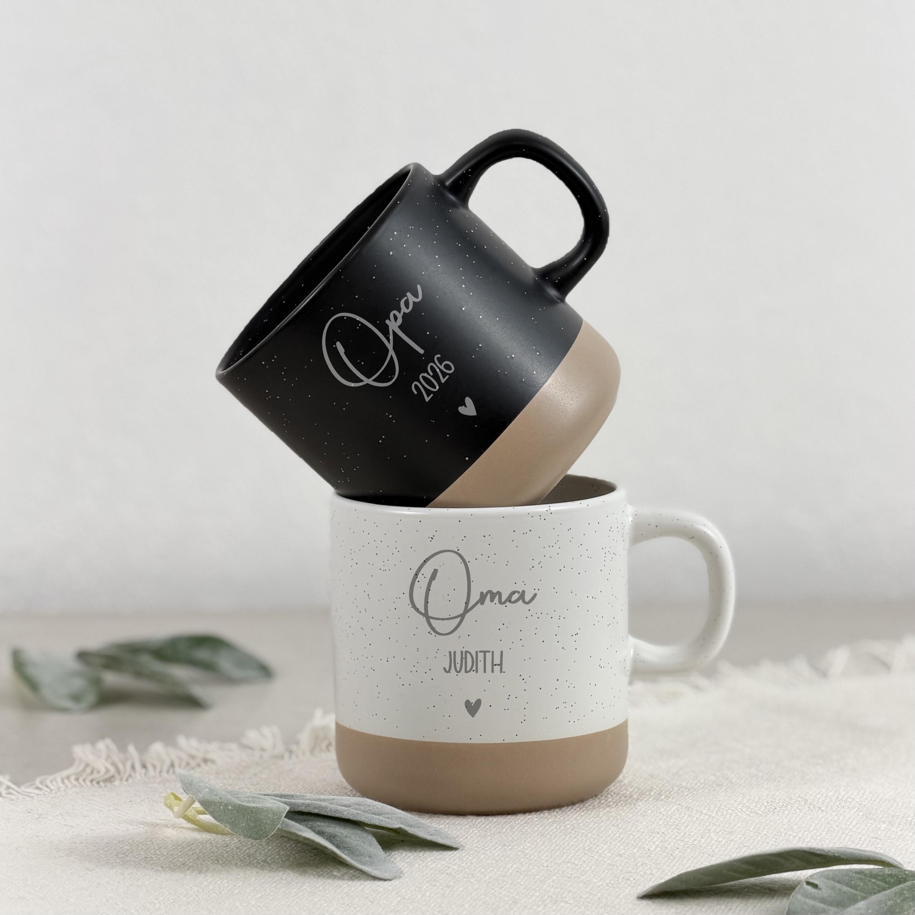 Personalisierte Tasse mit Gravur aus Keramik, perfekt geeignet als Geschenk für Mama, Papa oder Großeltern. Die Kaffeetasse bietet ausreichend Platz für Kaffee, Tee oder Cappuccino und wird durch die individuelle Namensgravur zu einem persönlichen Highlight. Besonders beliebt als Geburtstagsgeschenk für Eltern oder als Geschenk zum Muttertag und Vatertag. Ein zeitloses Geschenk mit persönlicher Note.