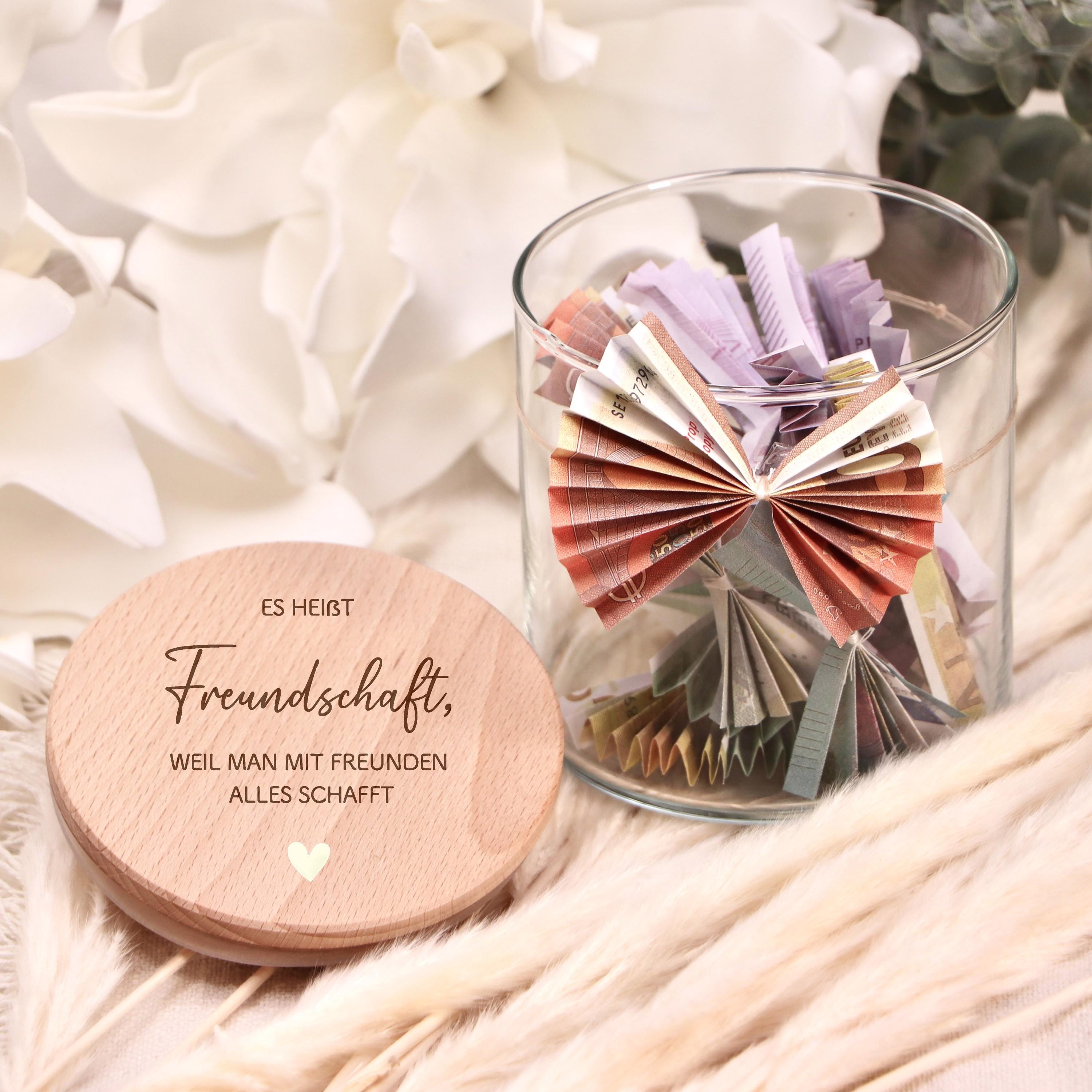 Personalisierbares Glas mit Gravur „Freundschaft“, ideal für Geschenke: Geburtstagsgeschenk für Frauen, kleine Aufmerksamkeit für die beste Freundin oder Kollegin. Nachhaltig, dekorativ und praktisch als Aufbewahrungsglas oder Geschenkverpackung.