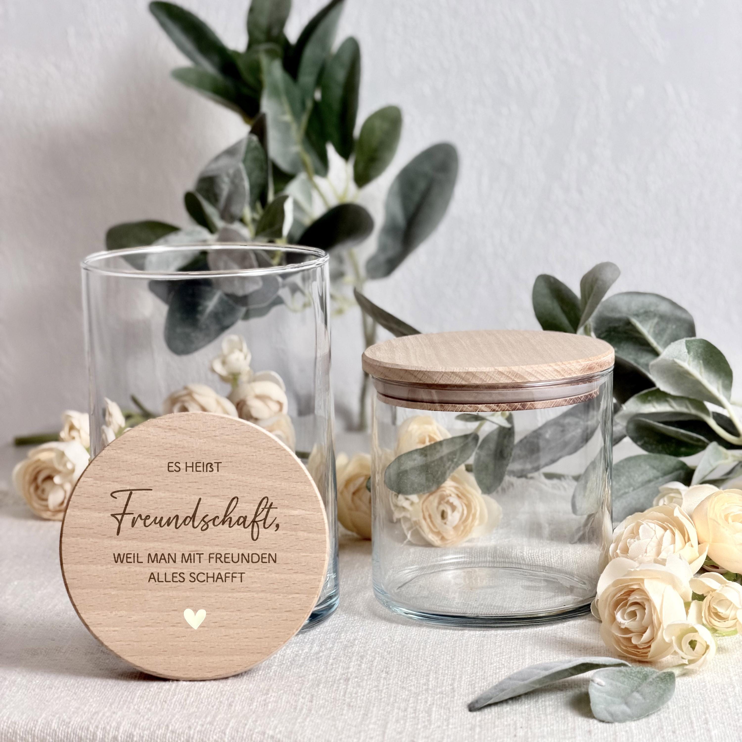 Personalisiertes Vorratsglas – Geschenk für beste Freundin, Schwester oder Mama. Mit Gravur „Freundschaft“, ideal als Geldgeschenkgutschein, Trockenblumen-Deko oder Plätzchendose. Nachhaltig, stilvoll und perfekt als kleine Aufmerksamkeit zu Ostern oder Nikolaus.
Vorratsglas Keksdose Vorratsdose Personalisiert mit Gravur. 
Ostern Weihnachten Muttertag.
Abschiedsgeschenk  Kollegin Erzieherin