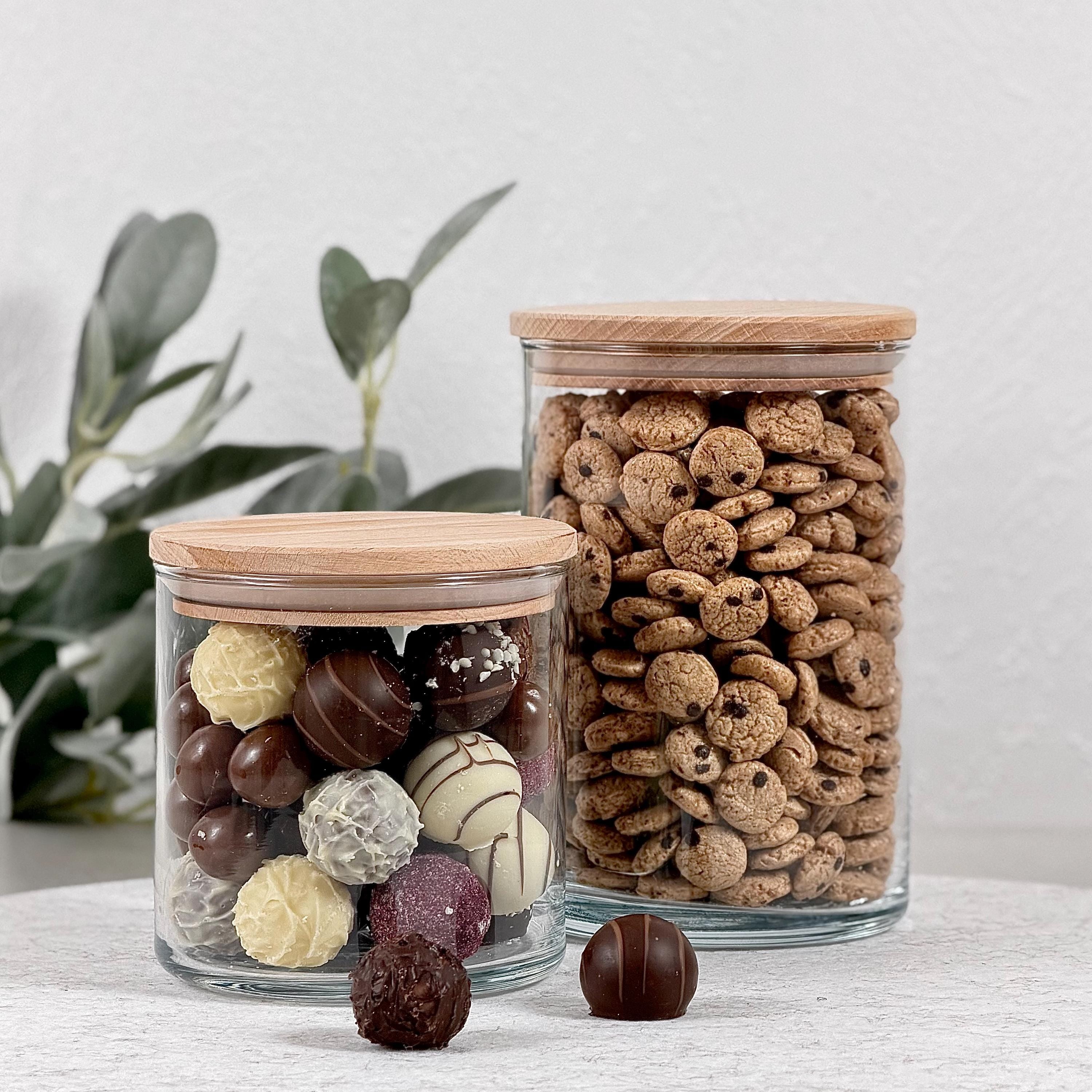 Nahaufnahme der Personalisierung: Taufgeschenk mit Name, präzise Verarbeitung und liebevolle Details. Ideal als hochwertiges Erinnerungsstück oder als personalisiertes Geldgeschenk zur Taufe. Hochwertig verarbeitet, zeitlos und langlebig – ein Geschenk mit bleibender Bedeutung.Vorratsglas Keksdose Vorratsdose Personalisiert mit Gravur.