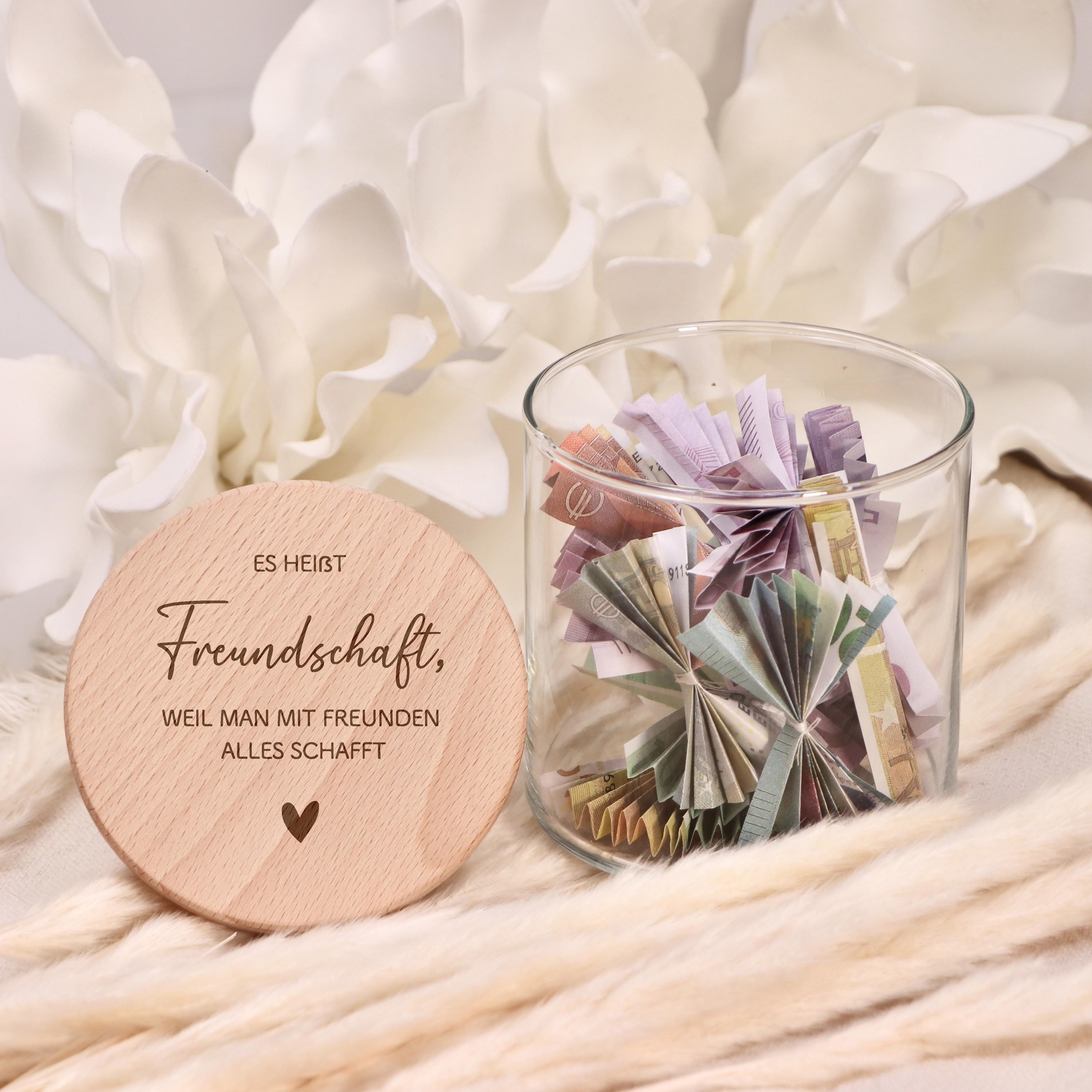 Vorratsglas mit individueller Gravur „Freundschaft“, perfekt als Geschenkidee zum Geburtstag, Weihnachten, Nikolaus oder als Geldgeschenk. Hochwertiges Borosilikatglas mit Holzdeckel und 3D Herz. Kleine Aufmerksamkeit für beste Freundin, Lieblingsmensch oder Kollegin.
Perfektes Geschenk zum Weihnachten, Geburtstag, Ostern.
Vorratsglas Keksdose Vorratsdose Personalisiert mit Gravur. 
Ostern Weihnachten Muttertag.
Abschiedsgeschenk  Kollegin Erzieherin