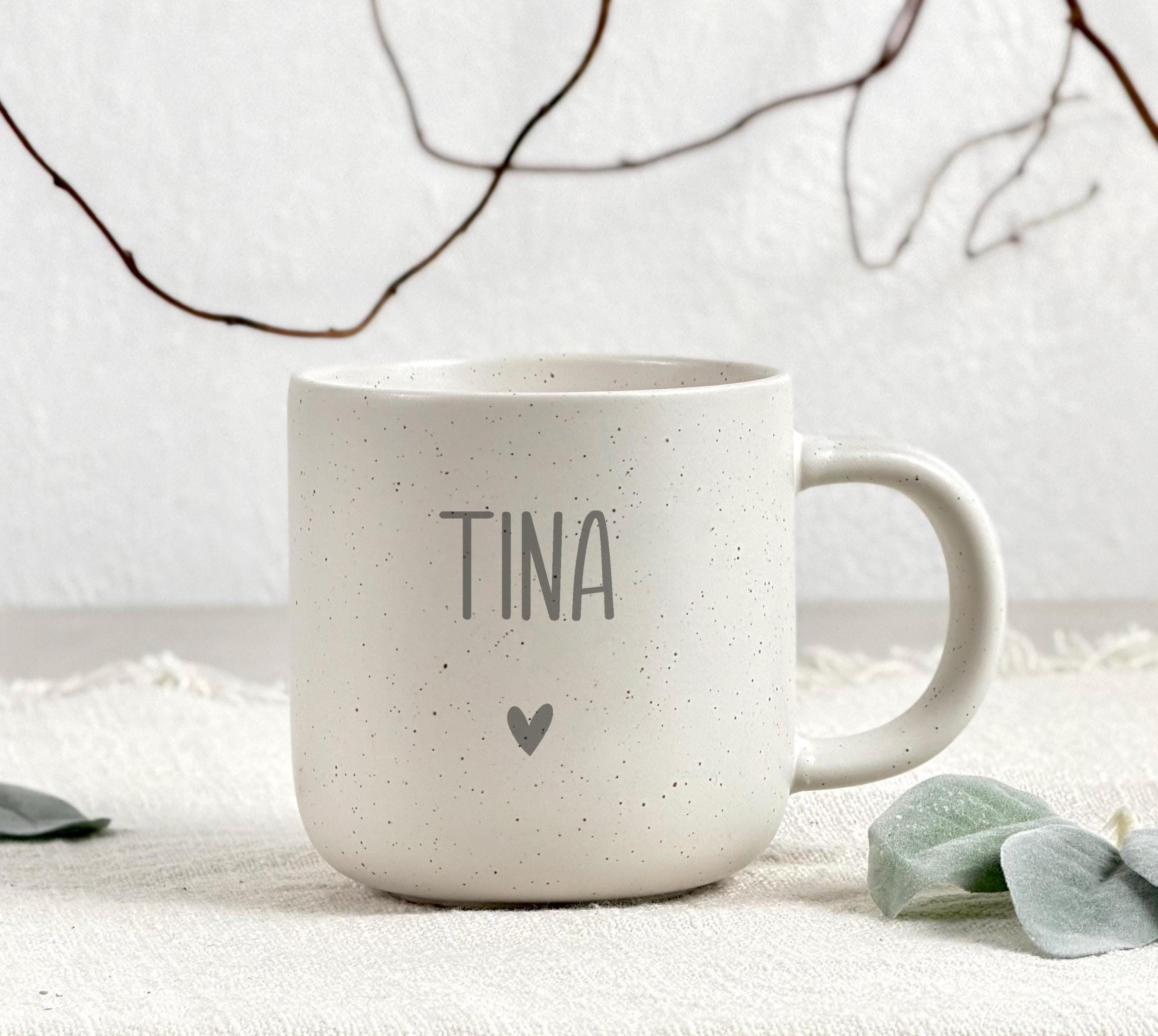Personalisierte Tasse mit Name aus hochwertiger Keramik, individuell graviert und perfekt als Geburtstagsgeschenk für Frauen oder Männer. Liebevolle Geschenkidee für Freundin, Mama oder Partner, ideal für Alltag, Kaffee, Tee oder Büro. Persönliches Geschenk mit emotionalem Wert.