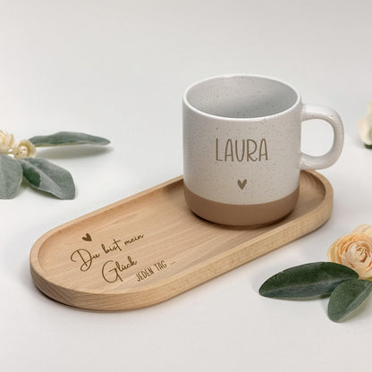 Personalisierte Tasse mit Namen auf Holztablett, liebevoll dekoriert mit Schleifenband und Blume. Geschenkidee für Freundschaft, Familie oder zum Abschied. Ideal für Geburtstage, Weihnachten, Nikolaus oder Ostern. Rustikaler Stil in warmen Beige-Tönen, ein echter Blickfang im Alltag. Geschenkset für Kaffee- und Teeliebhaber:innen mit individueller Gravur und natürlicher Ästhetik. Steingut Tasse. Personalisierte Geschenke
