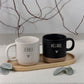 Detailaufnahme des Buchenholz-Tabletts mit feiner Gravur. Lebensmittelecht, geölt und handgefertigt. Perfekt für personalisierte Geschenke, Freundschaft oder besondere Anlässe. Steingut Tasse. Personalisierte Geschenke