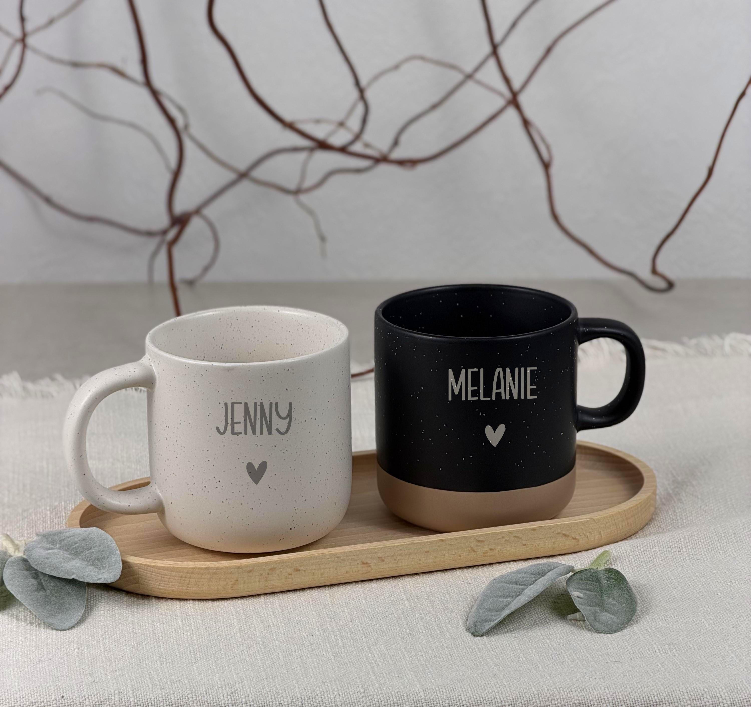 Detailaufnahme des Buchenholz-Tabletts mit feiner Gravur. Lebensmittelecht, geölt und handgefertigt. Perfekt für personalisierte Geschenke, Freundschaft oder besondere Anlässe. Steingut Tasse. Personalisierte Geschenke