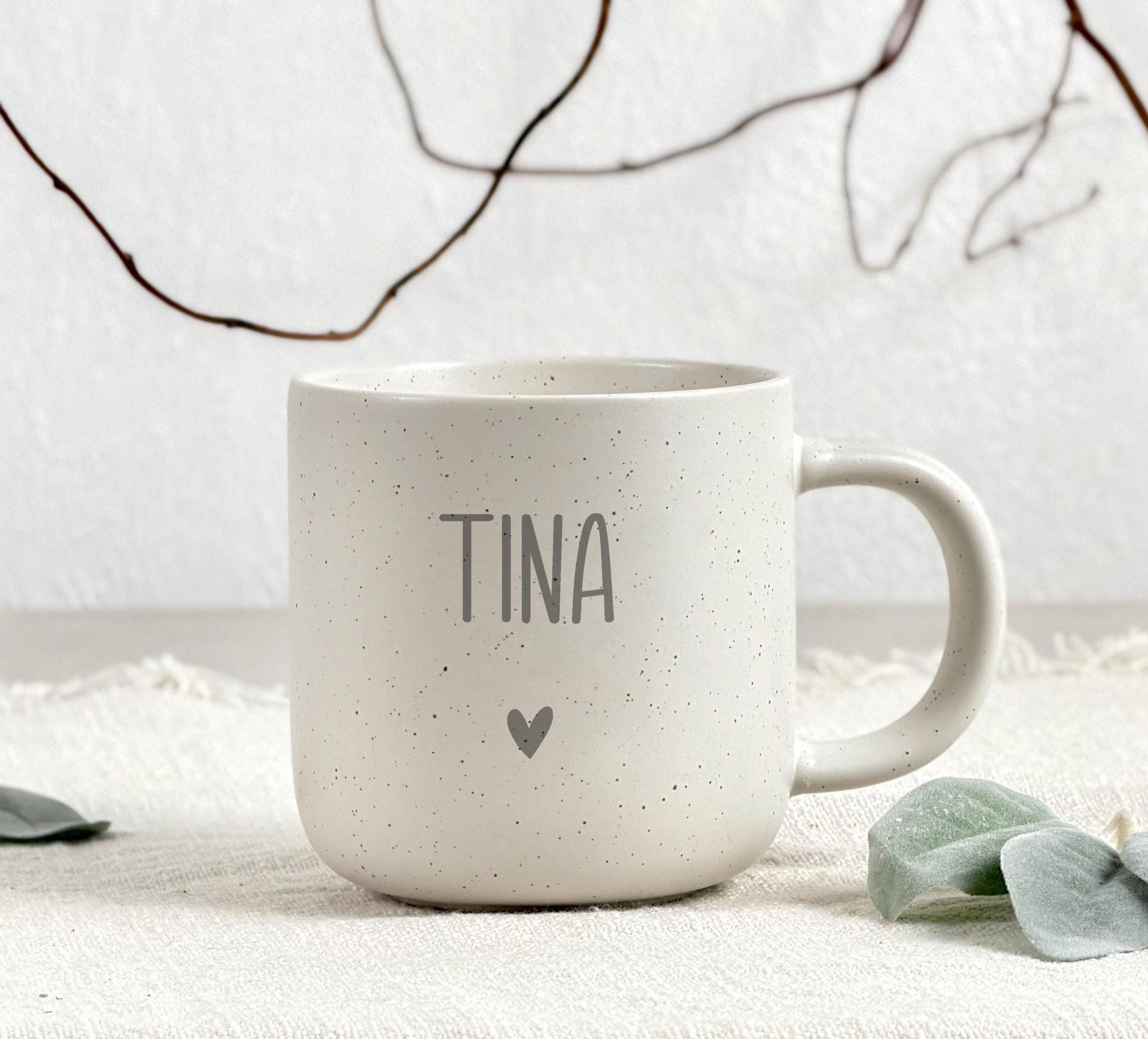 Personalisierte Tasse mit Name und passendem Holztablett als Geschenk-Set. Ideal für besondere Menschen, Freundin, Frau oder Kollegin zum Geburtstag, zu Weihnachten, Nikolaus oder Ostern. Die matte, gesprenkelte Keramiktasse mit 360 ml Fassungsvermögen in Beige passt perfekt zum hochwertig geölten Tablett aus Buchenholz mit Namensgravur. Schönes Geschenk für Freundschaft & Familie. Steingut Tasse. Personalisierte Geschenke