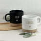 Keramiktasse mit heißem Kaffee auf graviertem Holztablett. Stilvolle Kombination aus Naturmaterialien – personalisierbar mit Name, ideal für Freundinnen und Familie. Steingut Tasse. Personalisierte Geschenke