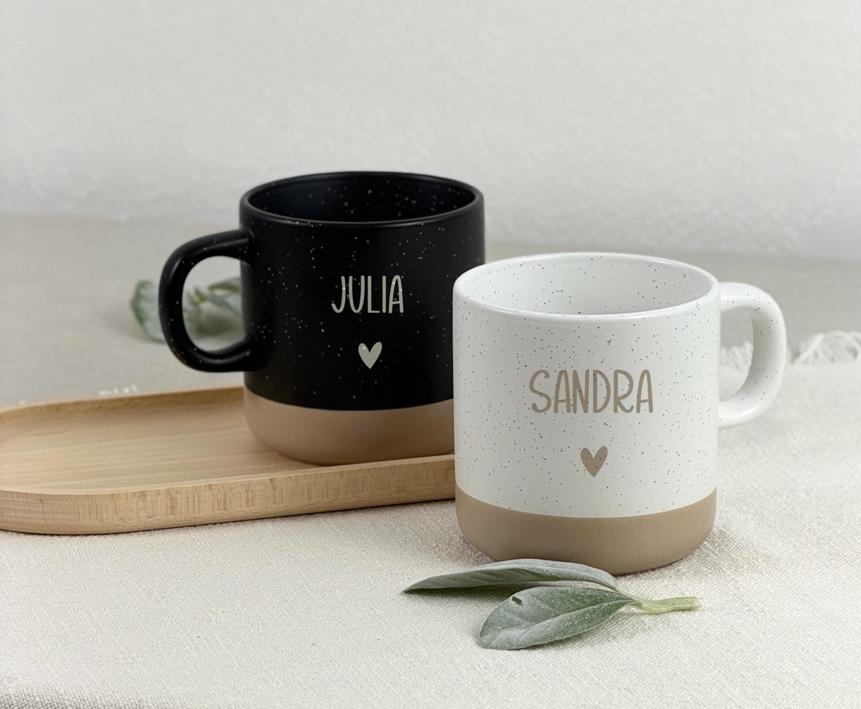 Keramiktasse mit heißem Kaffee auf graviertem Holztablett. Stilvolle Kombination aus Naturmaterialien – personalisierbar mit Name, ideal für Freundinnen und Familie. Steingut Tasse. Personalisierte Geschenke
