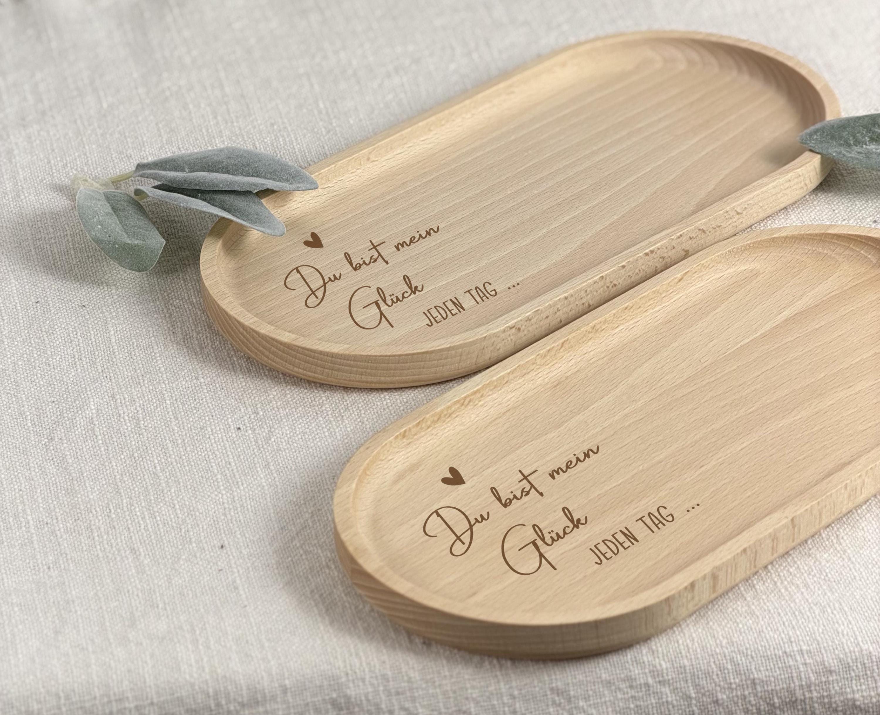 Detailaufnahme der feinen Gravur „Du bist mein Glück“ auf einem personalisierten Holztablett. Die natürliche Holzmaserung ist gut sichtbar und verleiht dem Produkt eine warme, hochwertige Ausstrahlung. Die Gravur ist präzise, langlebig und klar lesbar. Dieses personalisierte Holztablett ist eine besondere Geschenkidee für Frauen, Freundinnen oder Mama und eignet sich hervorragend als persönliches Geburtstagsgeschenk, Muttertagsgeschenk oder Weihnachtsgeschenk. Ein emotionales Geschenk