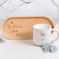 Personalisiertes Holztablett als stilvolles Kaffeetablett dekoriert mit Tasse, Kaffee und kleinen Accessoires. Die Gravur „Du bist mein Glück“ verleiht dem Tablett eine persönliche und liebevolle Note. Perfekt für entspannte Kaffeemomente, Frühstück im Bett oder gemütliche Nachmittage. Dieses Holztablett ist eine wundervolle Geschenkidee für Freundinnen, Frauen oder Mütter und eignet sich ideal als persönliches Geschenk zu Geburtstag, Muttertag oder Weihnachten.