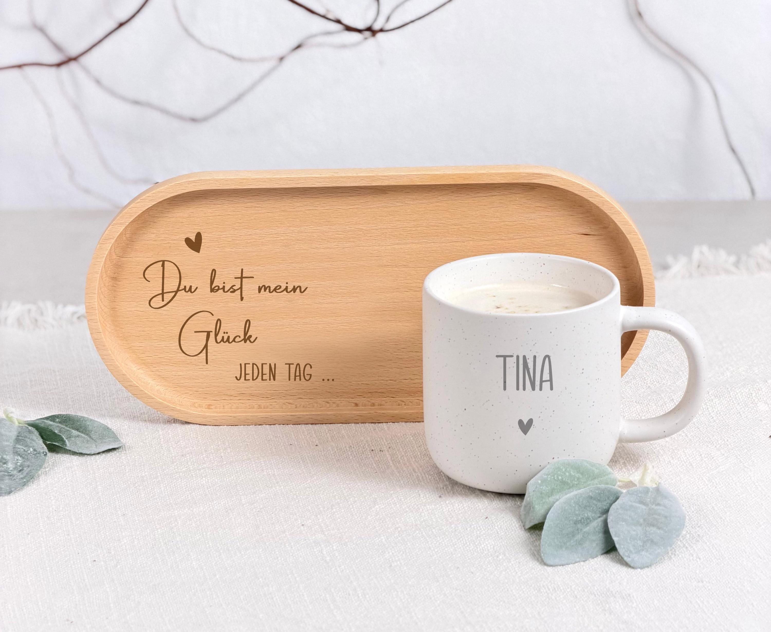 Personalisiertes Holztablett als stilvolles Kaffeetablett dekoriert mit Tasse, Kaffee und kleinen Accessoires. Die Gravur „Du bist mein Glück“ verleiht dem Tablett eine persönliche und liebevolle Note. Perfekt für entspannte Kaffeemomente, Frühstück im Bett oder gemütliche Nachmittage. Dieses Holztablett ist eine wundervolle Geschenkidee für Freundinnen, Frauen oder Mütter und eignet sich ideal als persönliches Geschenk zu Geburtstag, Muttertag oder Weihnachten.