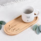 Ein personalisiertes Holztablett mit Gravur als liebevoll verpacktes Geschenk für Frauen. Das Tablett steht für Wertschätzung, Freundschaft und besondere Momente. Ideal als Geburtstagsgeschenk für die Freundin, Geschenk für Mama oder Schwester. Durch das zeitlose Design passt es in jede Einrichtung und kann vielseitig genutzt werden. Die Gravur „Du bist mein Glück“ macht dieses Holztablett zu einem emotionalen Geschenk, das lange Freude bereitet und täglich an einen besonderen Menschen erinnert.