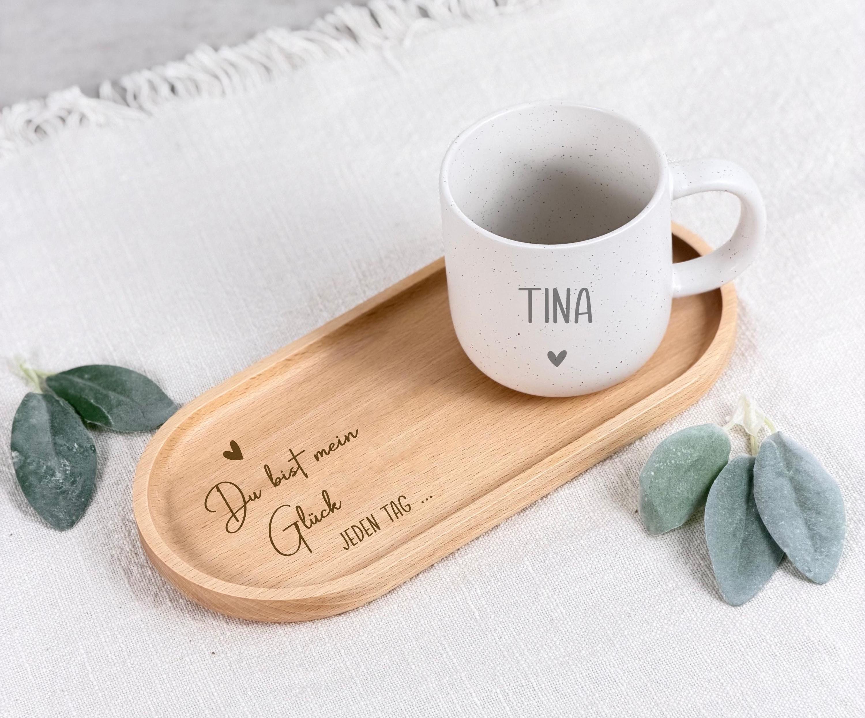Ein personalisiertes Holztablett mit Gravur als liebevoll verpacktes Geschenk für Frauen. Das Tablett steht für Wertschätzung, Freundschaft und besondere Momente. Ideal als Geburtstagsgeschenk für die Freundin, Geschenk für Mama oder Schwester. Durch das zeitlose Design passt es in jede Einrichtung und kann vielseitig genutzt werden. Die Gravur „Du bist mein Glück“ macht dieses Holztablett zu einem emotionalen Geschenk, das lange Freude bereitet und täglich an einen besonderen Menschen erinnert.