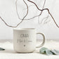 Hochwertige personalisierte Kaffeetasse aus Keramik mit Gravur und Wunschname, dargestellt als Geschenkidee für Eltern, Großeltern und Familie. Die Tasse ist vielseitig einsetzbar und passt perfekt zu verschiedenen Anlässen wie Geburtstag, Muttertag, Vatertag oder Weihnachten. Das schlichte Design harmoniert mit jeder Kücheneinrichtung und macht diese Keramiktasse zu einem praktischen und zugleich emotionalen Geschenk für Mama, Papa, Oma oder Opa.
