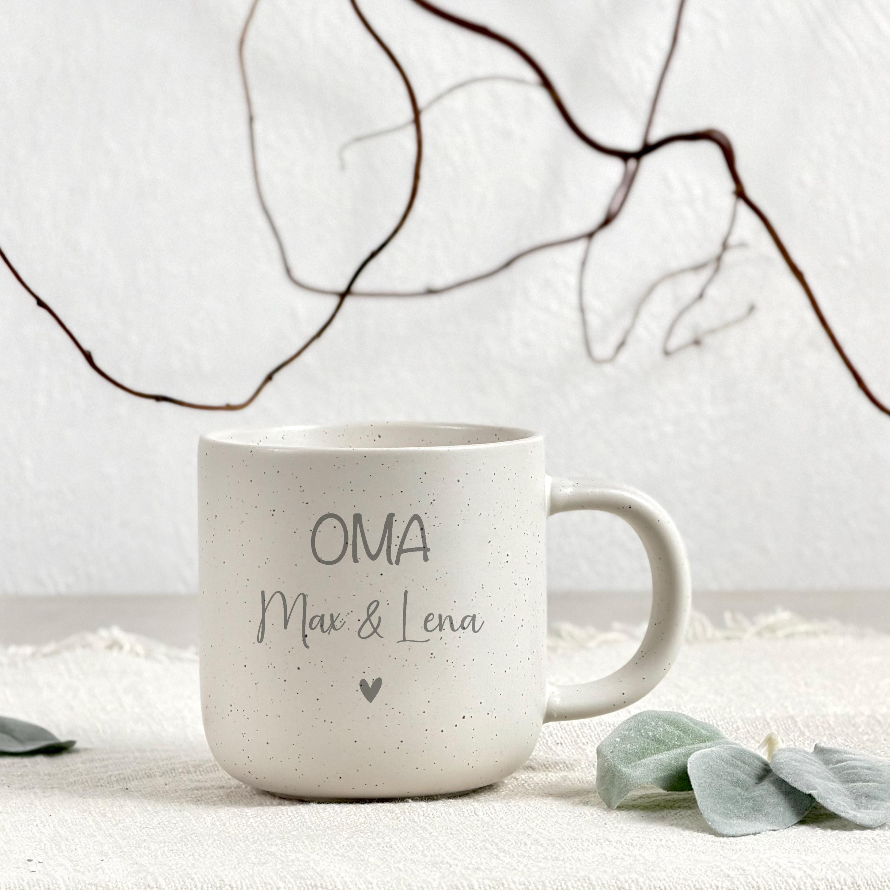 Hochwertige personalisierte Kaffeetasse aus Keramik mit Gravur und Wunschname, dargestellt als Geschenkidee für Eltern, Großeltern und Familie. Die Tasse ist vielseitig einsetzbar und passt perfekt zu verschiedenen Anlässen wie Geburtstag, Muttertag, Vatertag oder Weihnachten. Das schlichte Design harmoniert mit jeder Kücheneinrichtung und macht diese Keramiktasse zu einem praktischen und zugleich emotionalen Geschenk für Mama, Papa, Oma oder Opa.