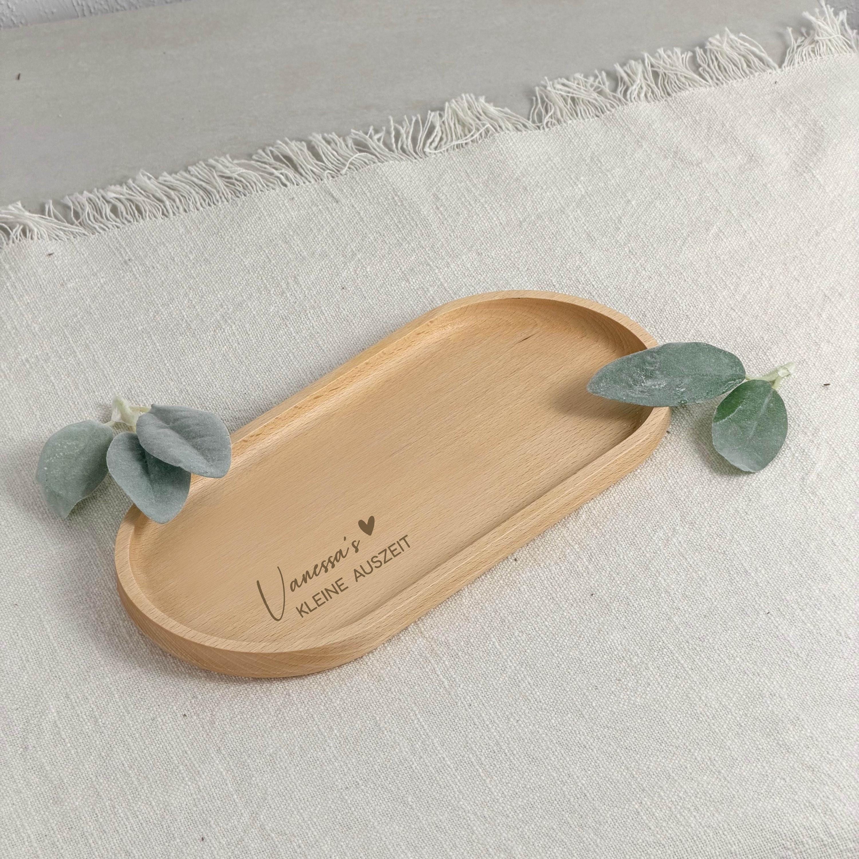 Keramiktasse mit heißem Kaffee auf graviertem Holztablett. Stilvolle Kombination aus Naturmaterialien – personalisierbar mit Name, ideal für Freundinnen und Familie. Steingut Tasse. Personalisierte Geschenke