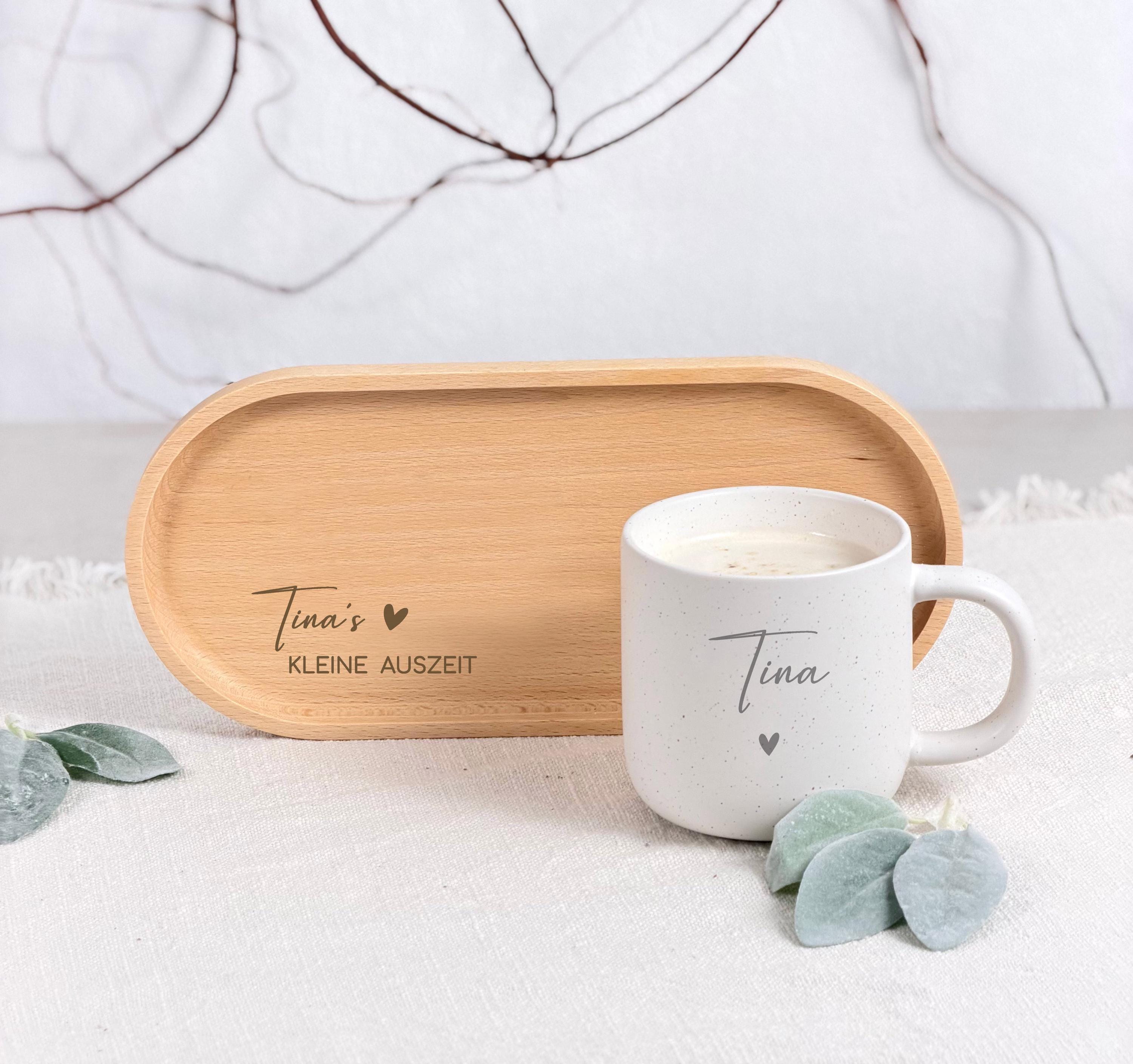 Schlichte personalisierte Tasse aus Keramik mit individueller Gravur, ideal als Geschenk für Eltern oder Großeltern. Die Kaffeetasse überzeugt durch ihre zeitlose Optik und vielseitige Verwendbarkeit im Alltag. Als Geburtstagsgeschenk für Eltern oder als personalisiertes Geschenk zum Muttertag oder Vatertag sorgt sie für tägliche Freude und bleibende Erinnerungen.