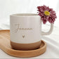 Personalisierte Tasse mit Name und passendem Holztablett als Geschenk-Set. Ideal für besondere Menschen, Freundin, Frau oder Kollegin zum Geburtstag, zu Weihnachten, Nikolaus oder Ostern. Die matte, gesprenkelte Keramiktasse mit 360 ml Fassungsvermögen in Beige passt perfekt zum hochwertig geölten Tablett aus Buchenholz mit Namensgravur. Schönes Geschenk für Freundschaft & Familie. Steingut Tasse. Personalisierte Geschenke