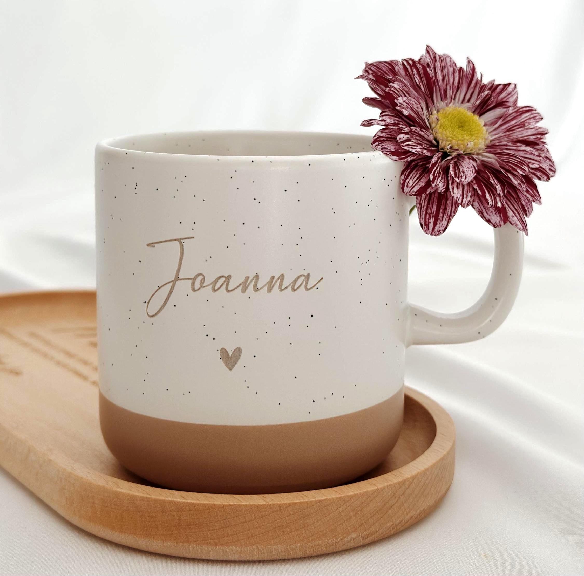 Personalisierte Tasse mit Name und passendem Holztablett als Geschenk-Set. Ideal für besondere Menschen, Freundin, Frau oder Kollegin zum Geburtstag, zu Weihnachten, Nikolaus oder Ostern. Die matte, gesprenkelte Keramiktasse mit 360 ml Fassungsvermögen in Beige passt perfekt zum hochwertig geölten Tablett aus Buchenholz mit Namensgravur. Schönes Geschenk für Freundschaft & Familie. Steingut Tasse. Personalisierte Geschenke