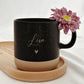 Personalisierte Tasse mit Namen auf Holztablett, liebevoll dekoriert mit Schleifenband und Blume. Geschenkidee für Freundschaft, Familie oder zum Abschied. Ideal für Geburtstage, Weihnachten, Nikolaus oder Ostern. Rustikaler Stil in warmen Beige-Tönen, ein echter Blickfang im Alltag. Geschenkset für Kaffee- und Teeliebhaber:innen mit individueller Gravur und natürlicher Ästhetik. Steingut Tasse. Personalisierte Geschenke