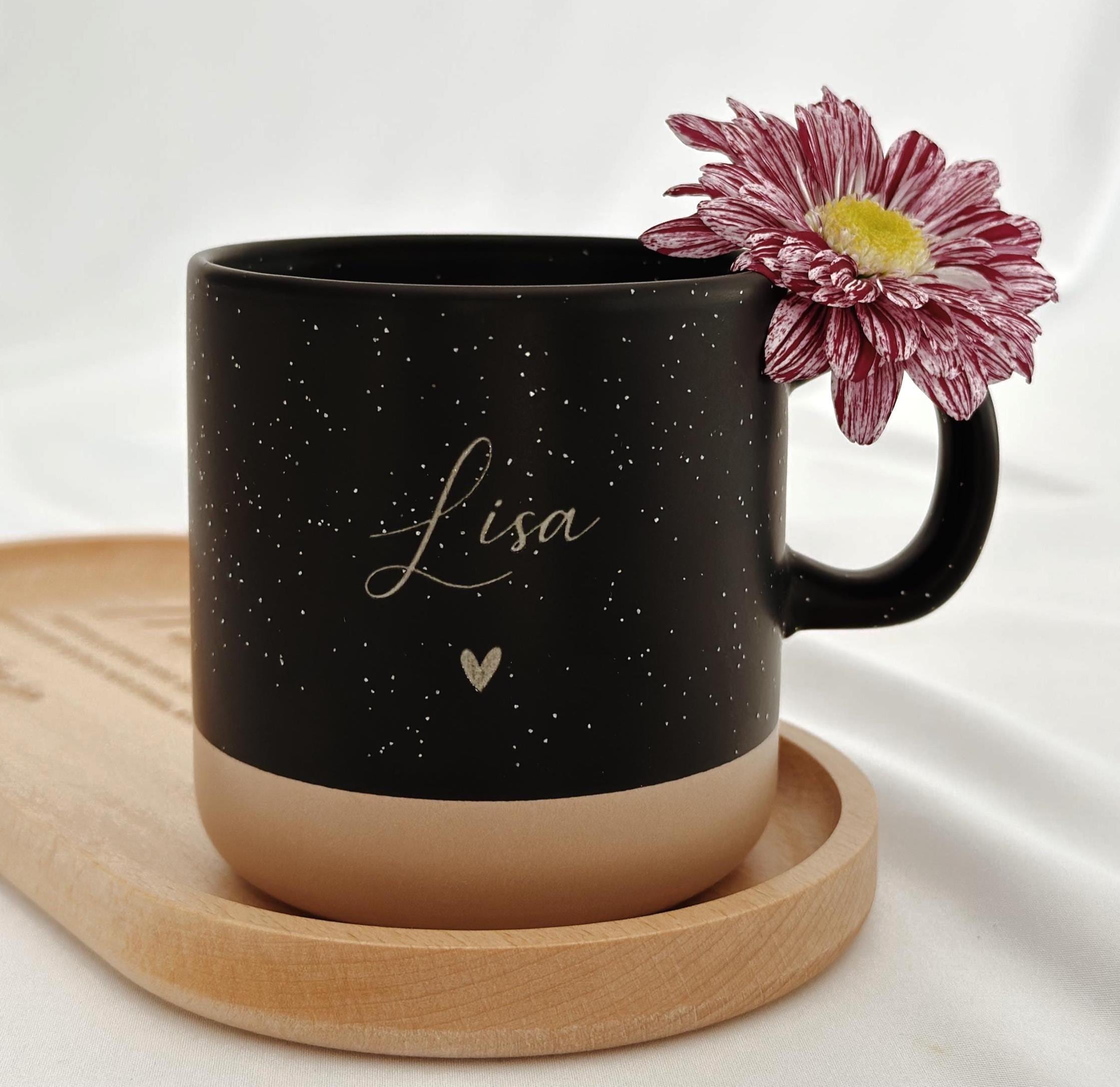 Personalisierte Tasse mit Namen auf Holztablett, liebevoll dekoriert mit Schleifenband und Blume. Geschenkidee für Freundschaft, Familie oder zum Abschied. Ideal für Geburtstage, Weihnachten, Nikolaus oder Ostern. Rustikaler Stil in warmen Beige-Tönen, ein echter Blickfang im Alltag. Geschenkset für Kaffee- und Teeliebhaber:innen mit individueller Gravur und natürlicher Ästhetik. Steingut Tasse. Personalisierte Geschenke