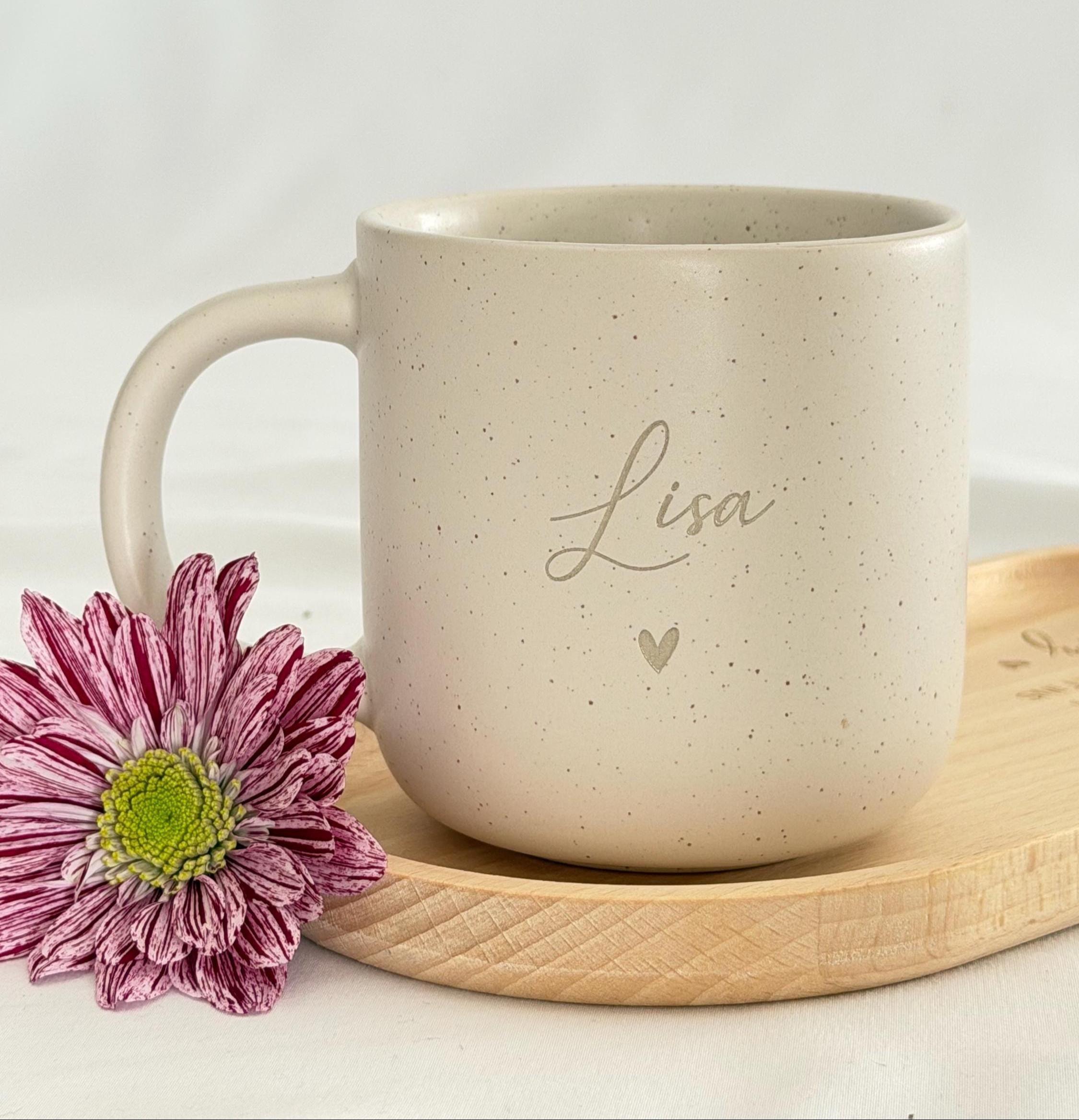 Nahaufnahme einer personalisierten Keramiktasse mit Namensgravur. Elegantes mattes Beige, feine Sprenkel, 360 ml. Ideal für Kaffee, Tee oder heiße Schokolade. Individuelles Geschenk für Freundin, Familie oder Kollegin. Steingut Tasse. Personalisierte Geschenke