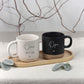 Detailaufnahme einer personalisierten Keramiktasse mit Name, die als individuelles Geschenk für Oma, Opa oder Eltern gestaltet wurde. Die Gravur ist langlebig und hochwertig verarbeitet, sodass der Name auch bei täglicher Nutzung gut lesbar bleibt. Ideal als Geburtstagsgeschenk für Eltern oder als besondere Aufmerksamkeit zum Muttertag oder Vatertag. Eine personalisierte Tasse, die Alltag und Emotionen miteinander verbindet.