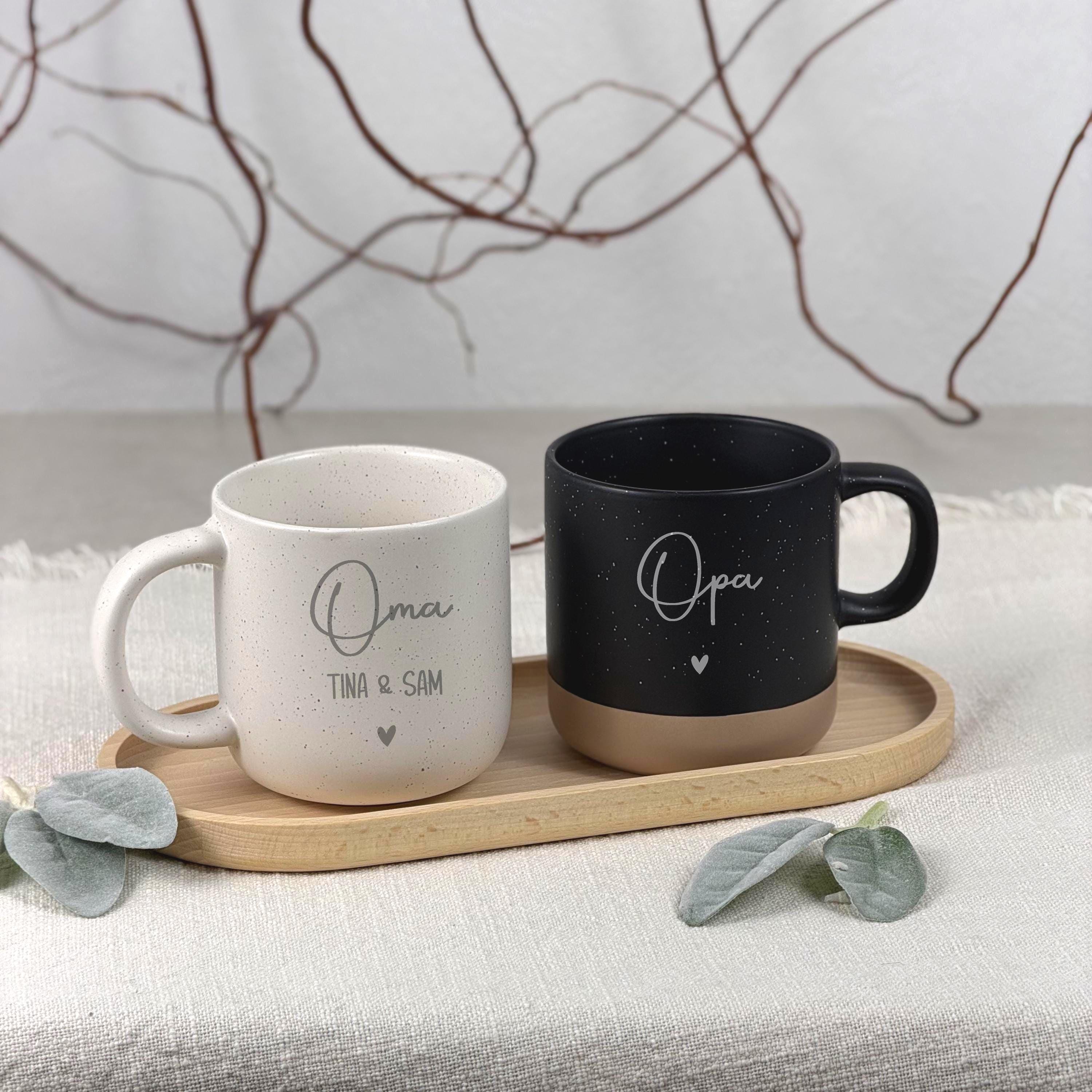 Detailaufnahme einer personalisierten Keramiktasse mit Name, die als individuelles Geschenk für Oma, Opa oder Eltern gestaltet wurde. Die Gravur ist langlebig und hochwertig verarbeitet, sodass der Name auch bei täglicher Nutzung gut lesbar bleibt. Ideal als Geburtstagsgeschenk für Eltern oder als besondere Aufmerksamkeit zum Muttertag oder Vatertag. Eine personalisierte Tasse, die Alltag und Emotionen miteinander verbindet.