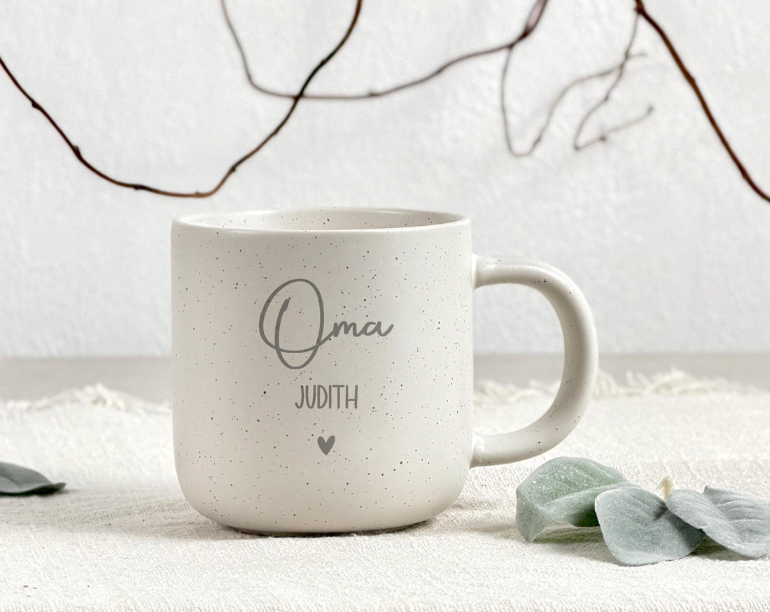 Personalisierte Keramiktasse mit Name und Gravur als liebevolles Geschenk für Mama, Papa, Oma oder Opa. Die hochwertige Kaffeetasse eignet sich perfekt für den täglichen Kaffee, Tee oder Cappuccino und überzeugt durch ihr zeitloses, schlichtes Design. Ideal als Geburtstagsgeschenk für Eltern, Geschenk zum Muttertag oder Vatertag. Durch die individuelle Personalisierung wird jede Tasse zu einem einzigartigen Erinnerungsstück, das Emotionen weckt und im Alltag Freude bereitet.