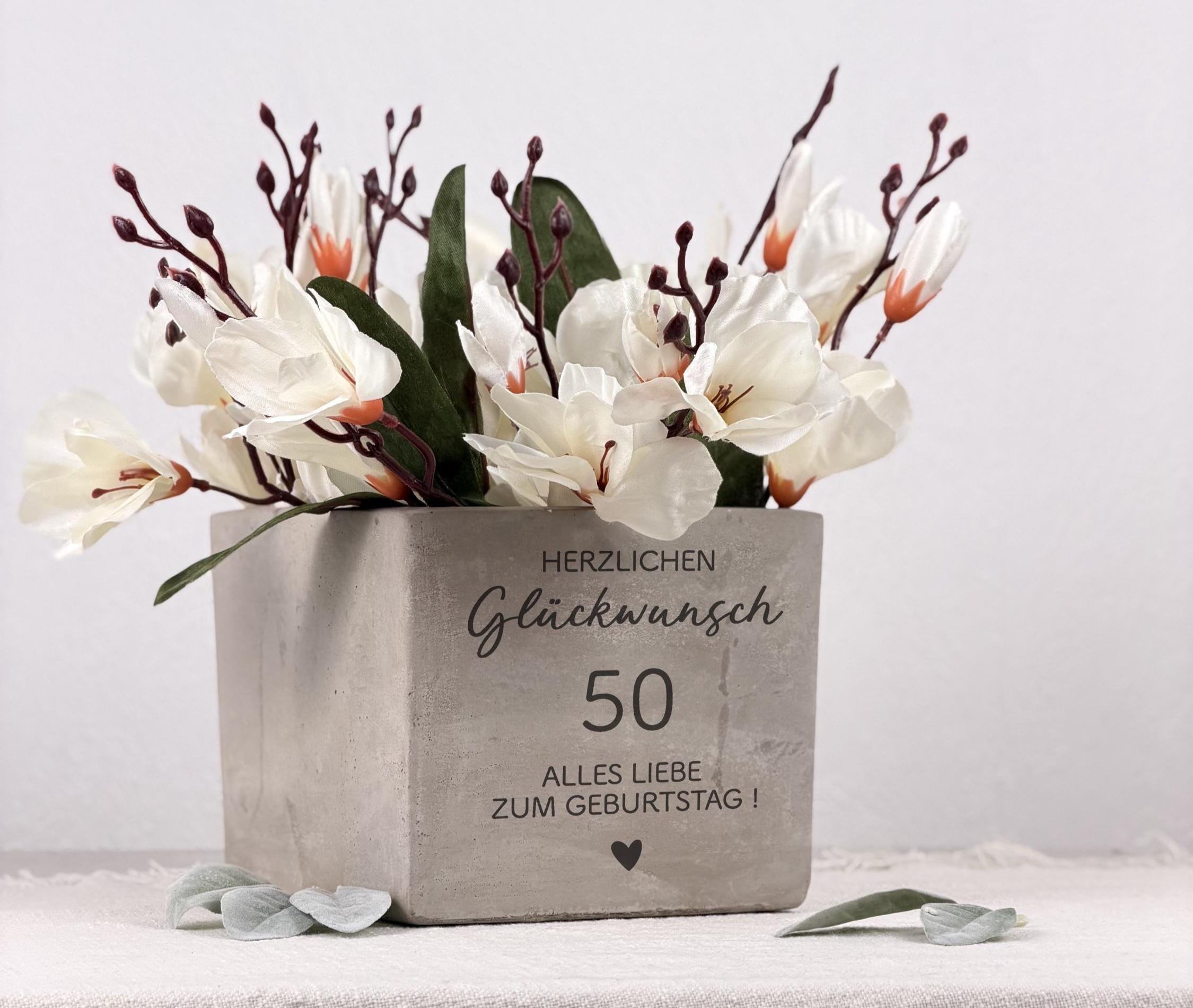 Blumentopf mit Wunschzahl als individuelles Geburtstagsgeschenk, perfekt für Mama oder Oma zum runden Geburtstag, modernes und liebevolles Dekoelement für Pflanzen