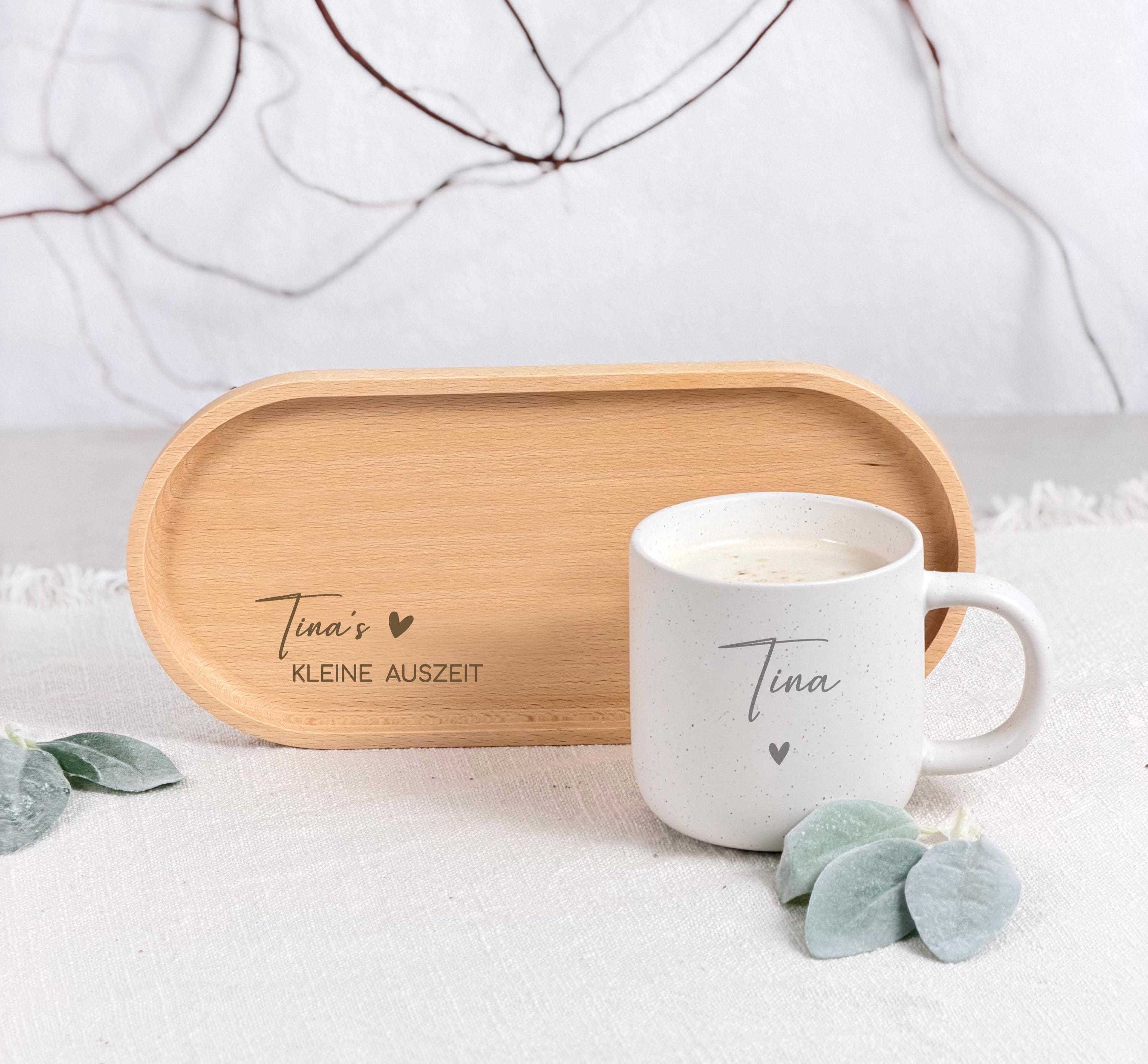 Buchenholz-Tablett in natürlicher Optik, ideal für das Servieren von Snacks oder als Geschenkidee für Mama, Schwester oder Freunde. Mit einer Behandlung aus Hartwachs ist das Tablett langlebig und pflegeleicht, perfekt für den täglichen Gebrauch.