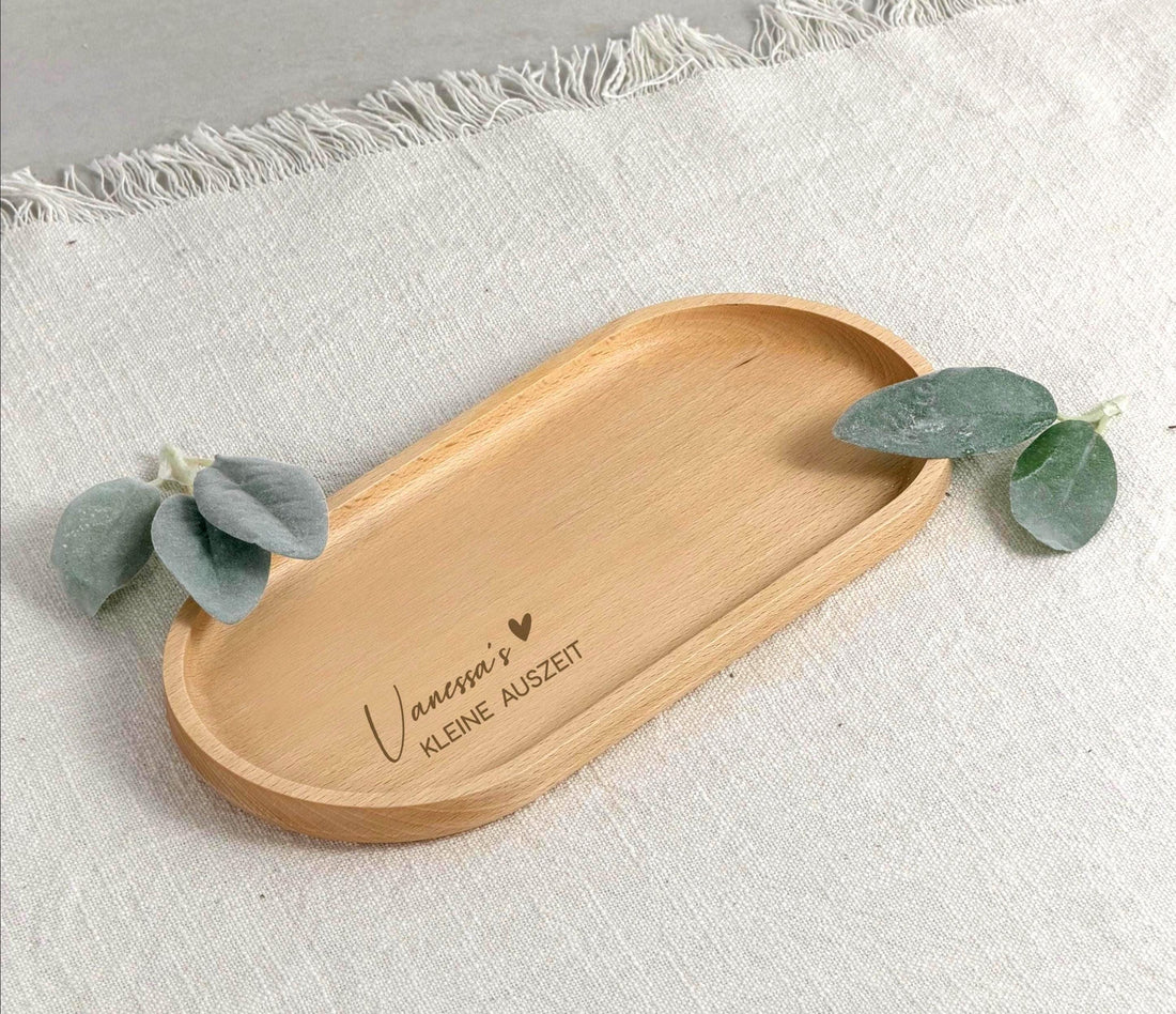 Ein wunderschönes Buchenholz-Tablett, das sich als personalisiertes Geschenk für Mama, Schwester oder Freund eignet. Mit einer Hartwachs-Beschichtung für eine lange Lebensdauer und einfache Pflege. Perfekt für die Dekoration und das Servieren von Leckereien.