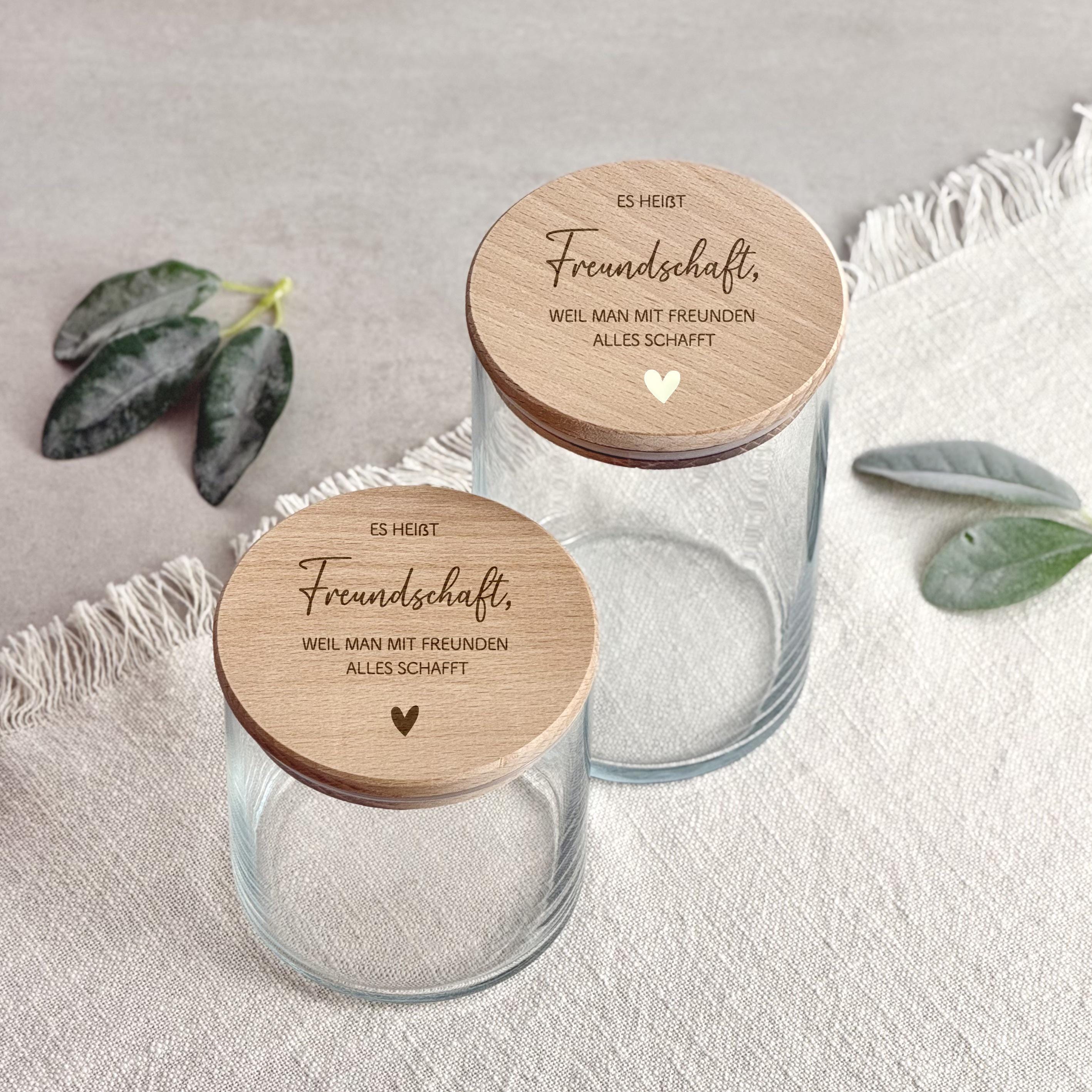 Personalisiertes Vorratsglas mit Gravur „Freundschaft“ – ideales Geschenk für beste Freundin, Geburtstagsgeschenk, Weihnachten oder Ostern, auch als Geldgeschenkgutschein nutzbar. Glas mit FSC-Buchenholzdeckel und 3D Herz aus Acryl. Perfekt als kleine Aufmerksamkeit oder Mitbringsel für Mama, Kollegin oder Schwester. Vorratsglas Keksdose Vorratsdose Personalisiert mit Gravur. 
Ostern Weihnachten Muttertag.
Abschiedsgeschenk  Kollegin Erzieherin