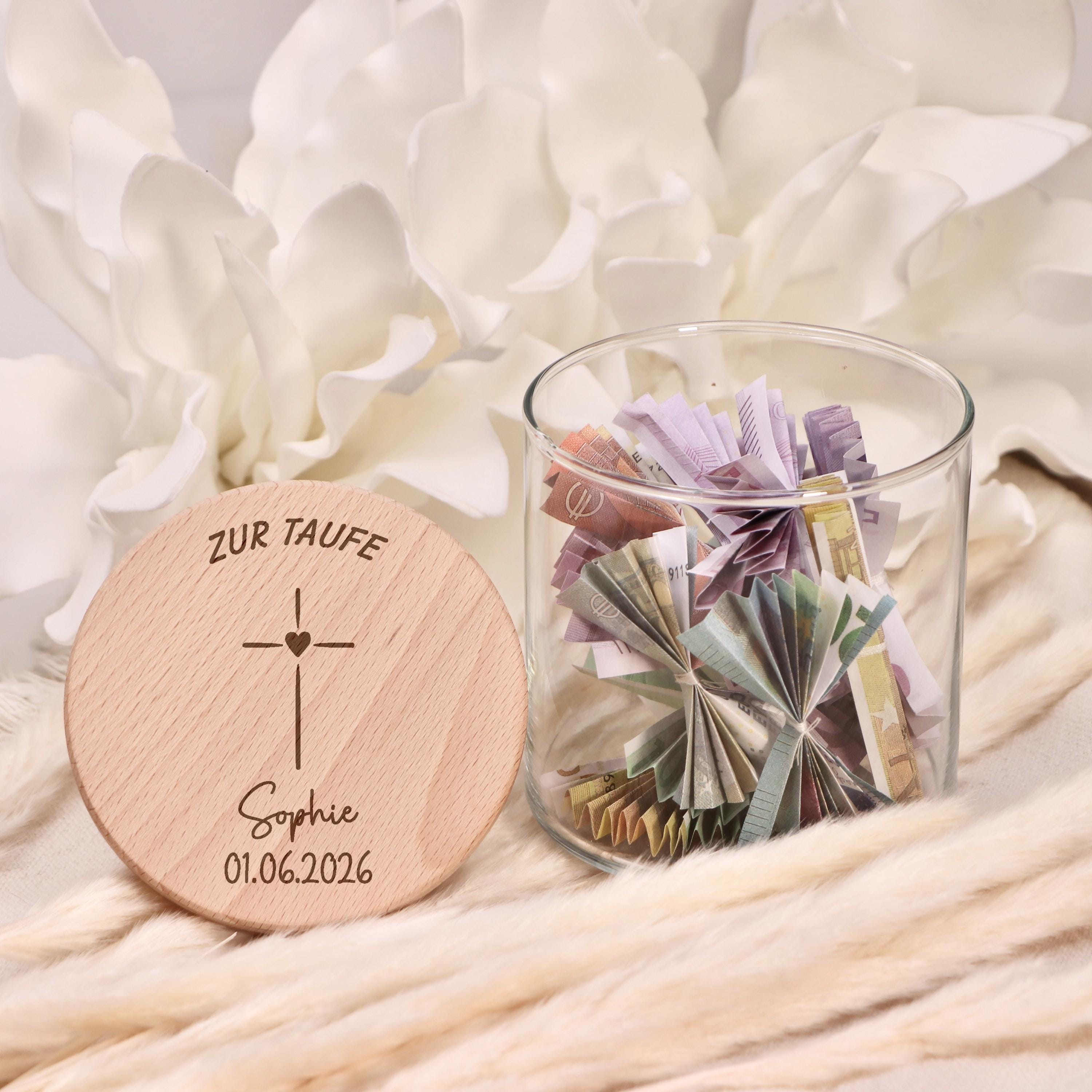 Geschenkidee zur Taufe mit Name, individuell personalisierbar, geeignet für Mädchen und Jungen. Ein liebevolles Erinnerungsstück, das Eltern und Familie ein Leben lang an diesen besonderen Tag erinnert. Hochwertig verarbeitet, zeitlos und langlebig – ein Geschenk mit bleibender Bedeutung.Vorratsglas Keksdose Vorratsdose Personalisiert mit Gravur.