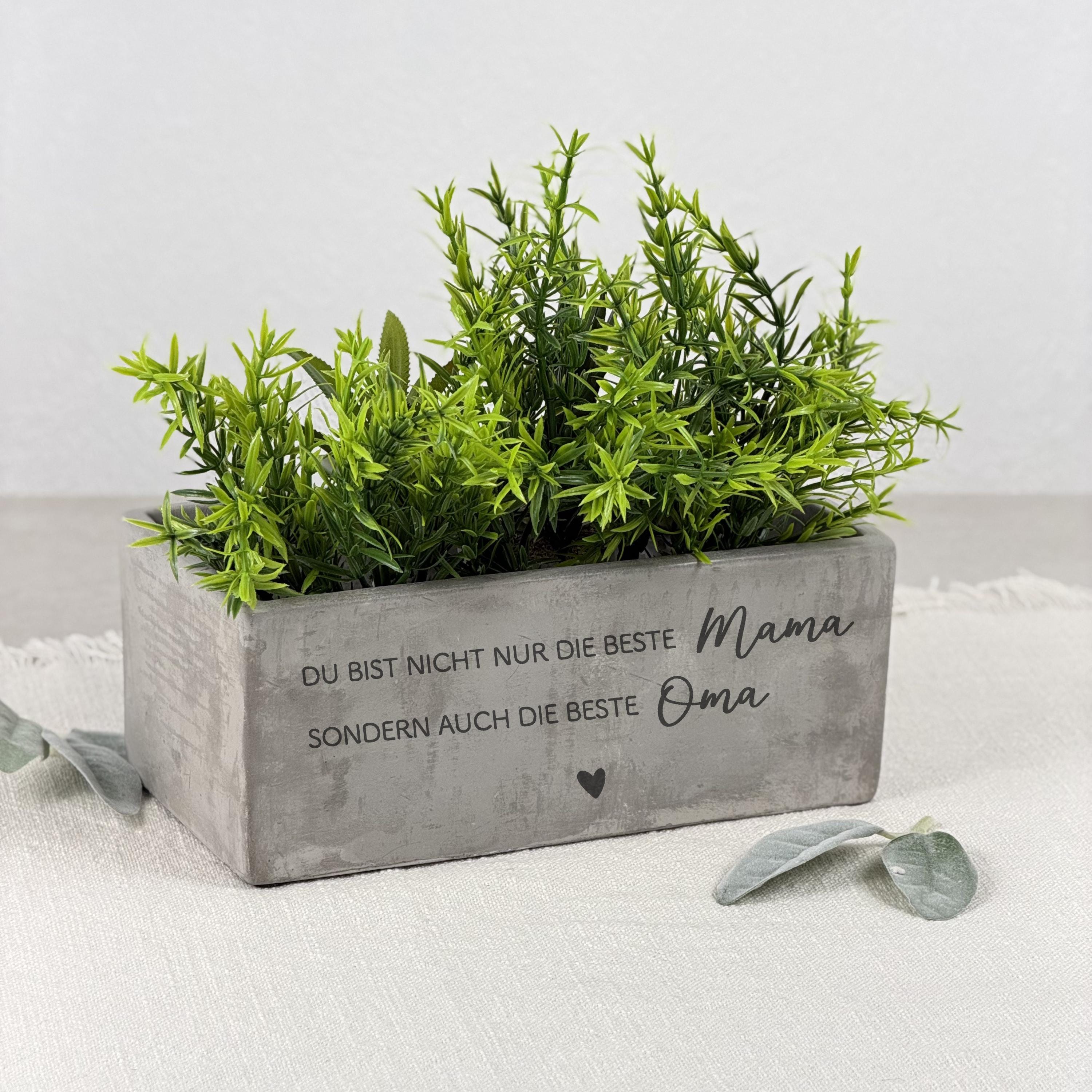 Dekorativer Blumentopf mit personalisierter Gravur, ideal als Dankeschön für Mama oder Oma. Perfekt für besondere Anlässe wie Weihnachten, Muttertag oder Geburtstage. Keramik in Betonoptik mit liebevollem Spruch. Ein einzigartiges Geschenk für Frauen, die stilvolle Deko und Pflanzen lieben.