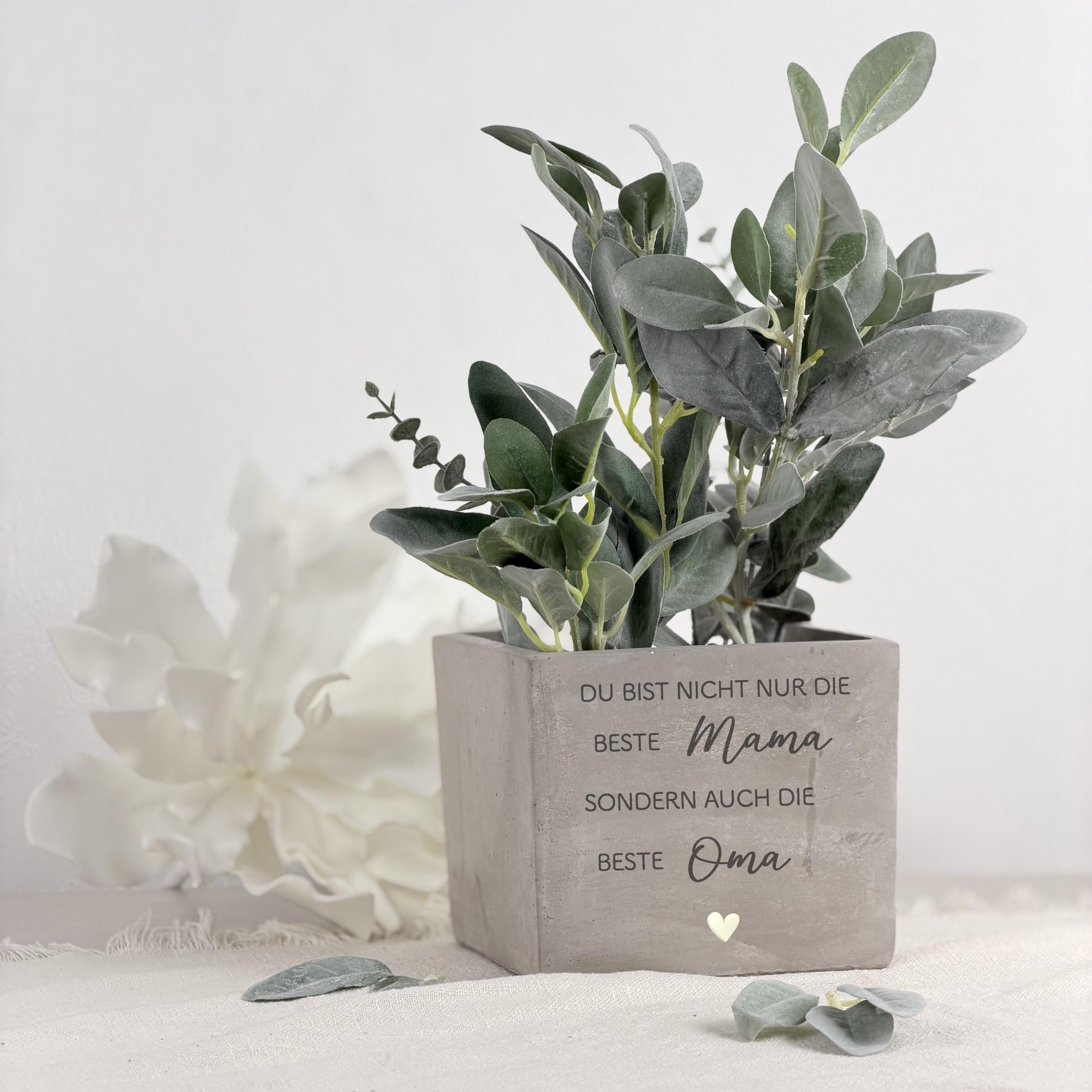 Emotionaler Blumentopf mit Spruch, personalisiert für Mama, Oma oder liebe Frauen im Leben. Perfekte Geschenkidee für Weihnachten, Muttertag oder Geburtstage wie den 60. Geburtstag. Hochwertige Keramik im Betonstil, individuell graviert. Ideal für Kräuter, kleine Blumen oder dekorative Pflanzideen. Ein persönliches Erinnerungsstück.