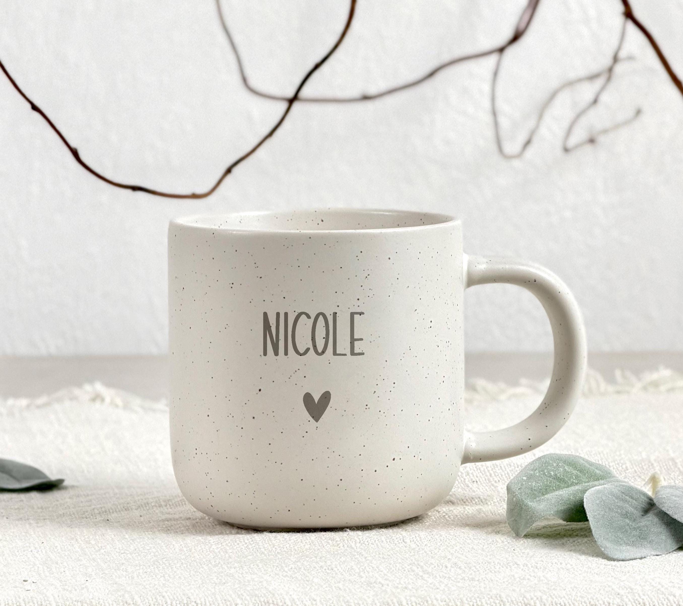 Gravierte Keramiktasse mit Namen als individuelles Geschenk für sie oder ihn. Perfekt geeignet als Geburtstagsgeschenk mit Namen, Geschenk für Freundin oder Muttertag. Zeitloses Design, langlebige Gravur und persönlicher Stil für besondere Momente.