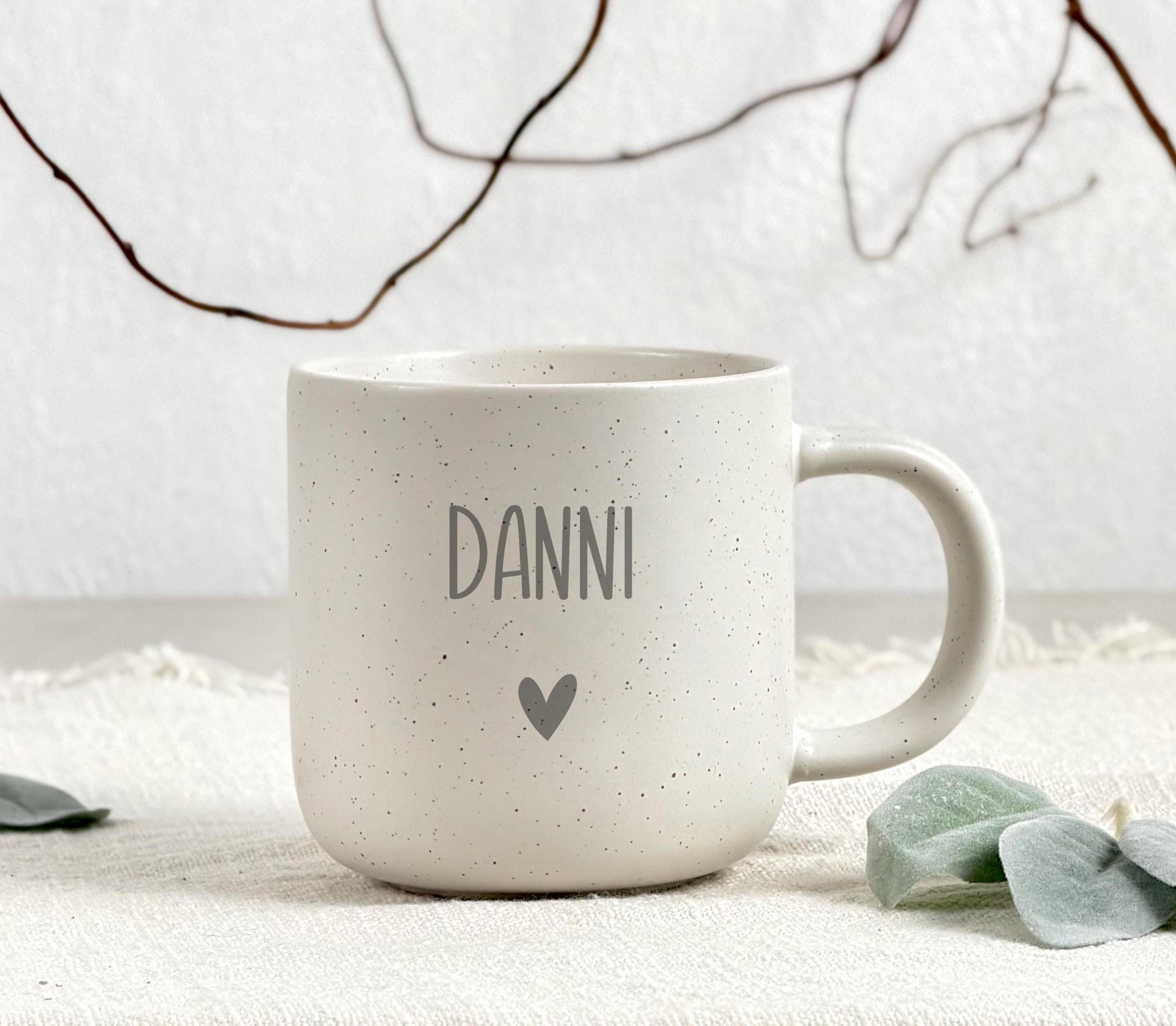 Gravierte Tasse mit Namen als liebevolles Geschenk für sie oder ihn. Die personalisierte Keramiktasse überzeugt durch schlichtes Design, hochwertige Verarbeitung und emotionale Bedeutung – perfekt für Geburtstag oder besondere Anlässe.