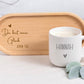 Keramiktasse mit personalisierter Namensgravur, befüllt mit Kaffee – auf Tablett serviert. Beige Tasse mit matter Oberfläche und 360 ml Volumen, perfekt für den Start in den Tag. Geschenk für Kolleg:innen, Freund:innen oder Familie, ideal für Abschied oder als kleine Überraschung. Zeitloses Design, langlebig, spülmaschinengeeignet, liebevoll graviert und dekorativ. Steingut Tasse. Personalisierte Geschenke