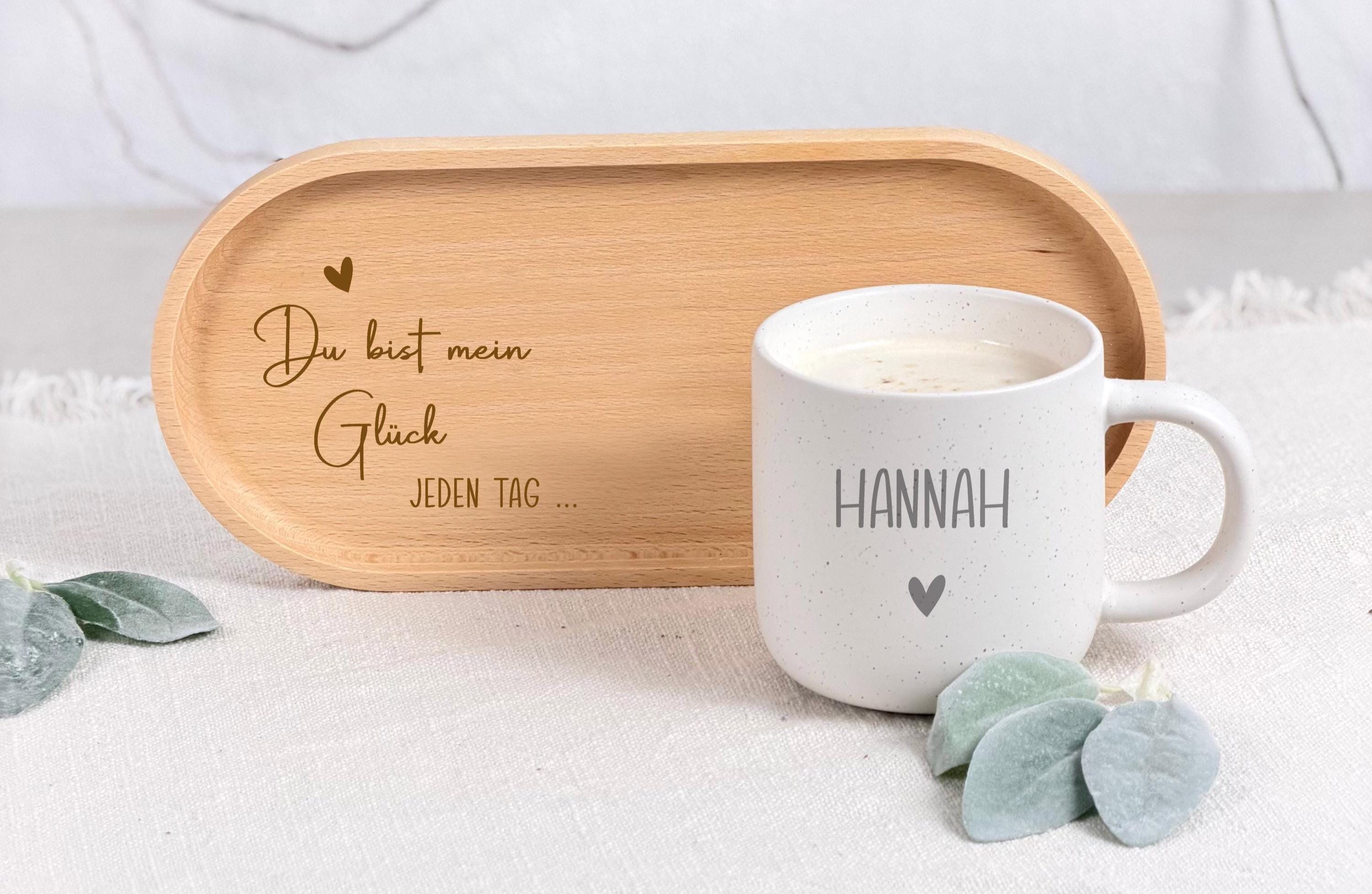 Keramiktasse mit personalisierter Namensgravur, befüllt mit Kaffee – auf Tablett serviert. Beige Tasse mit matter Oberfläche und 360 ml Volumen, perfekt für den Start in den Tag. Geschenk für Kolleg:innen, Freund:innen oder Familie, ideal für Abschied oder als kleine Überraschung. Zeitloses Design, langlebig, spülmaschinengeeignet, liebevoll graviert und dekorativ. Steingut Tasse. Personalisierte Geschenke