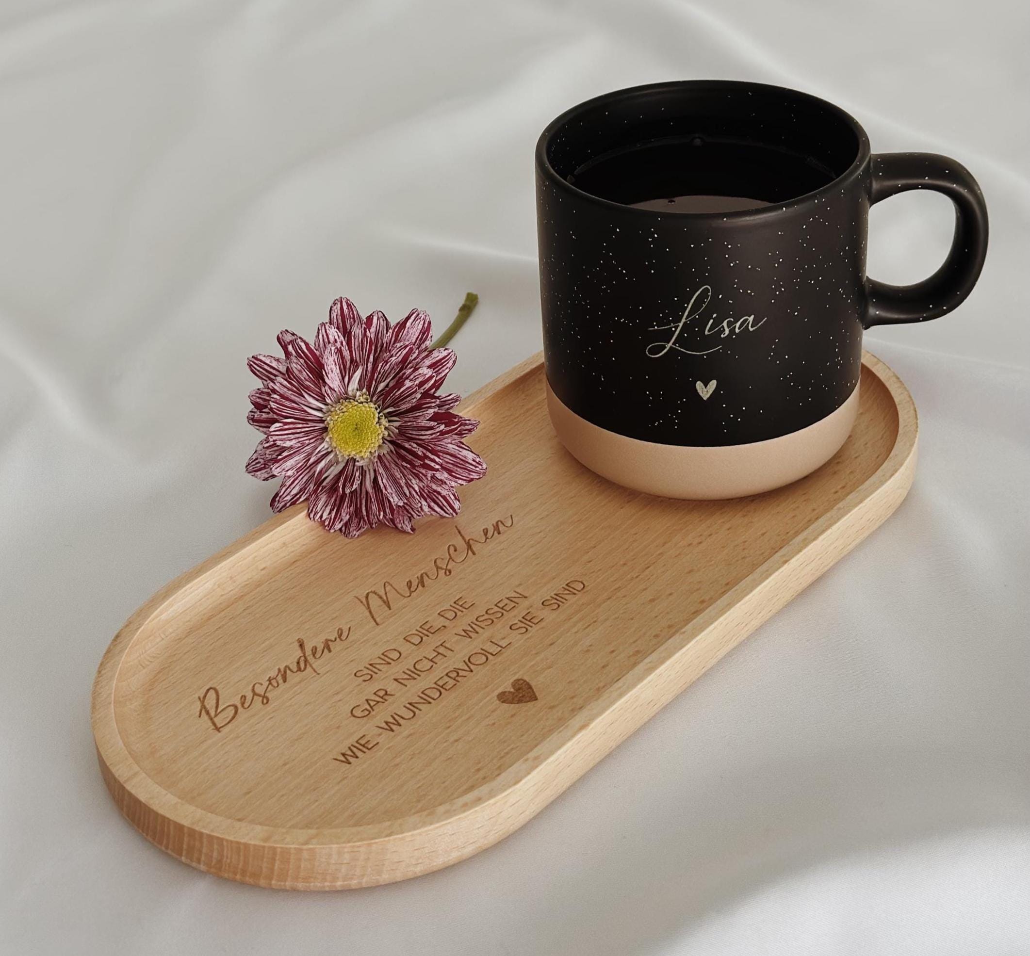 Hochwertiges Buchenholztablett mit individueller Namensgravur, kombiniert mit einer personalisierten Tasse. Handgefertigt, lebensmittelecht, mit Hartwachs behandelt. Pflegehinweise: nur von Hand waschen, trocken lagern, direkte Sonneneinstrahlung vermeiden. Wunderschön als Geschenk für besondere Menschen – Freundin, Frau, Kollegin oder für sich selbst. Steingut Tasse beige Personalisierbar