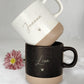 Hochwertige Keramiktasse mit Holztablett aus Buchenholz. Mattes Finish, robust und pflegeleicht. Mikrowellen- und spülmaschinengeeignet. Liebevoll graviert und personalisiert.