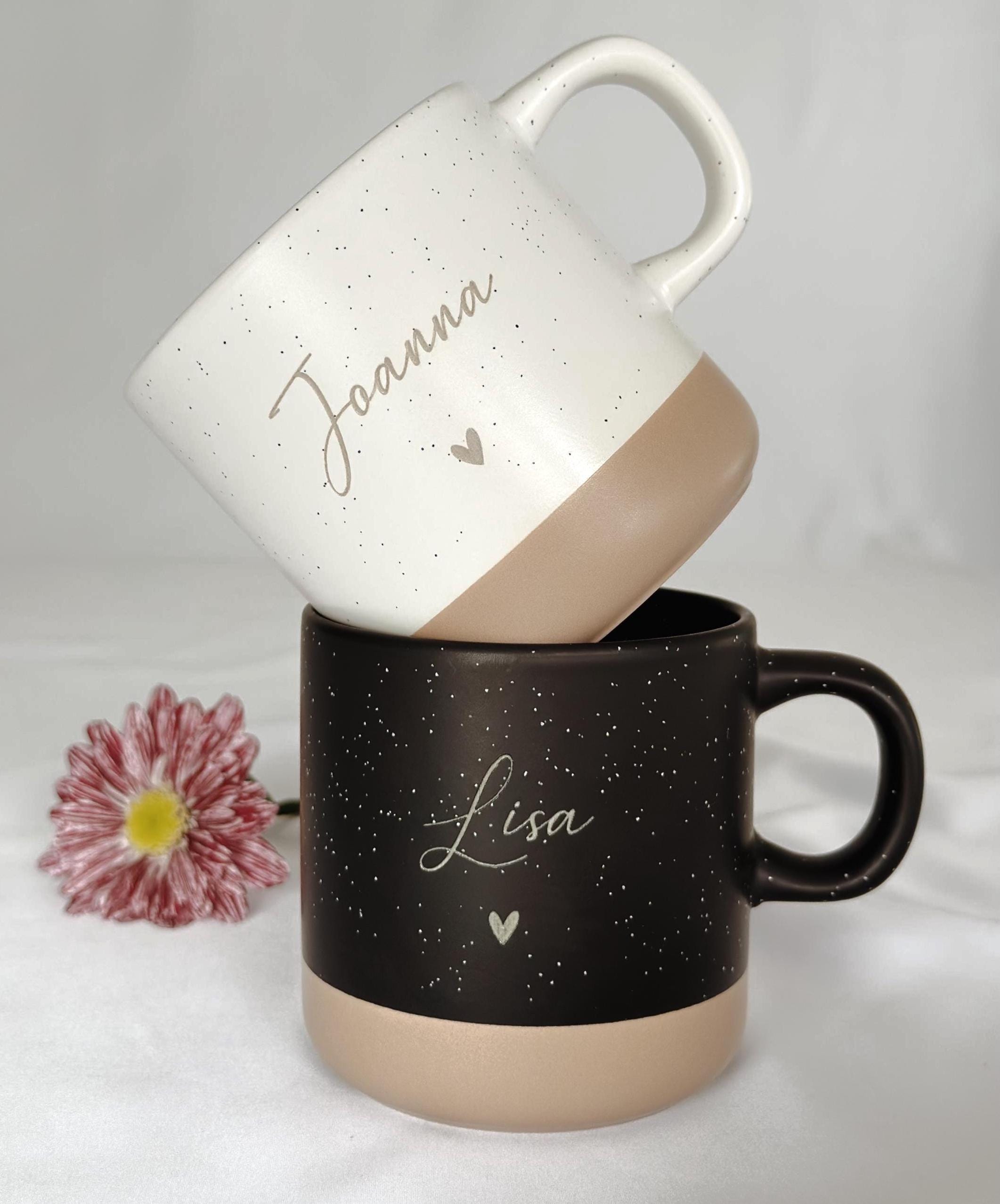 Hochwertige Keramiktasse mit Holztablett aus Buchenholz. Mattes Finish, robust und pflegeleicht. Mikrowellen- und spülmaschinengeeignet. Liebevoll graviert und personalisiert.