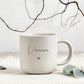 Personalisierte Tasse mit Name und passendem Holztablett als Geschenk-Set. Ideal für besondere Menschen, Freundin, Frau oder Kollegin zum Geburtstag, zu Weihnachten, Nikolaus oder Ostern. Die matte, gesprenkelte Keramiktasse mit 360 ml Fassungsvermögen in Beige passt perfekt zum hochwertig geölten Tablett aus Buchenholz mit Namensgravur. Schönes Geschenk für Freundschaft & Familie. Steingut Tasse. Personalisierte Geschenke