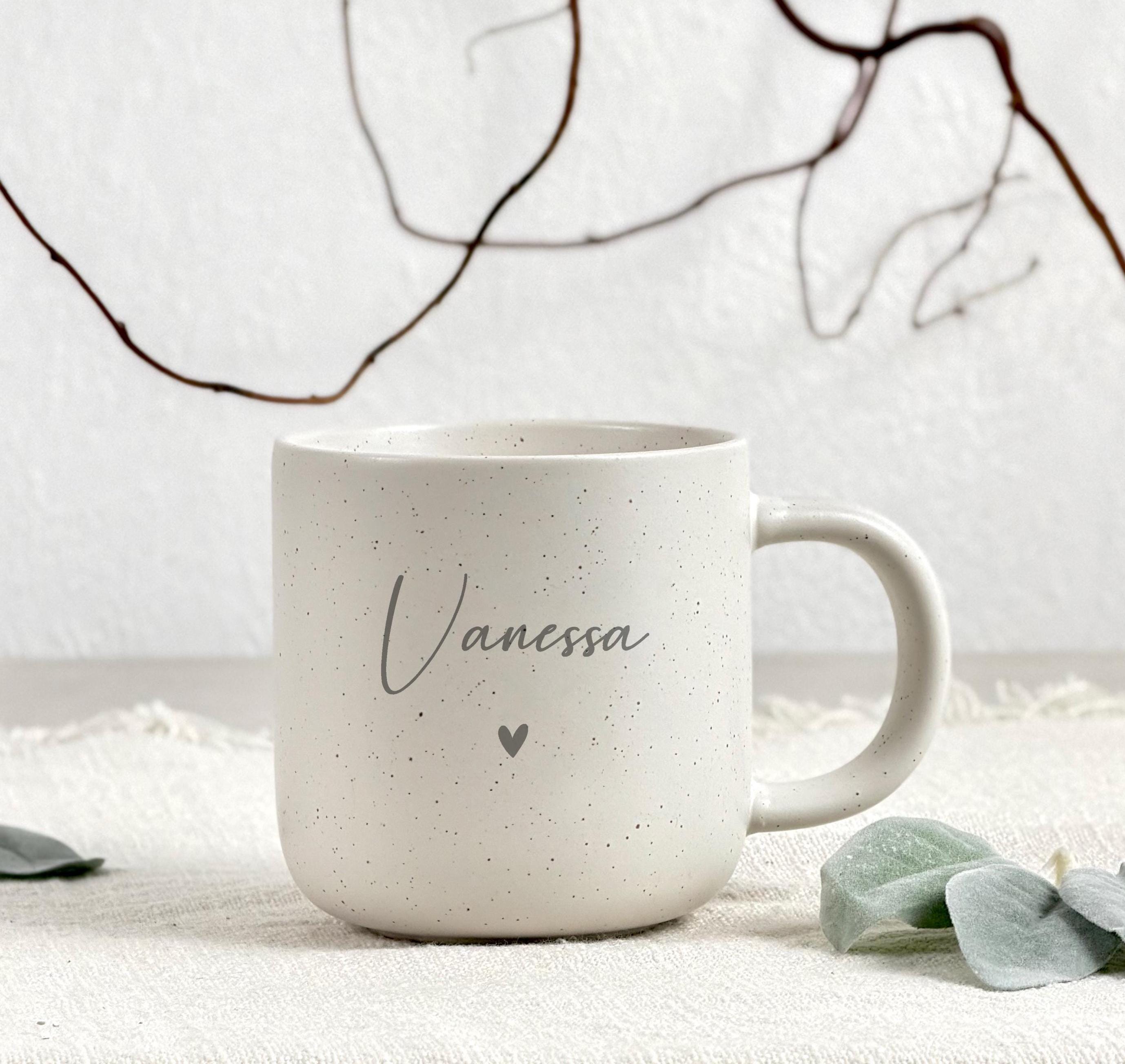 Personalisierte Tasse mit Name und passendem Holztablett als Geschenk-Set. Ideal für besondere Menschen, Freundin, Frau oder Kollegin zum Geburtstag, zu Weihnachten, Nikolaus oder Ostern. Die matte, gesprenkelte Keramiktasse mit 360 ml Fassungsvermögen in Beige passt perfekt zum hochwertig geölten Tablett aus Buchenholz mit Namensgravur. Schönes Geschenk für Freundschaft & Familie. Steingut Tasse. Personalisierte Geschenke