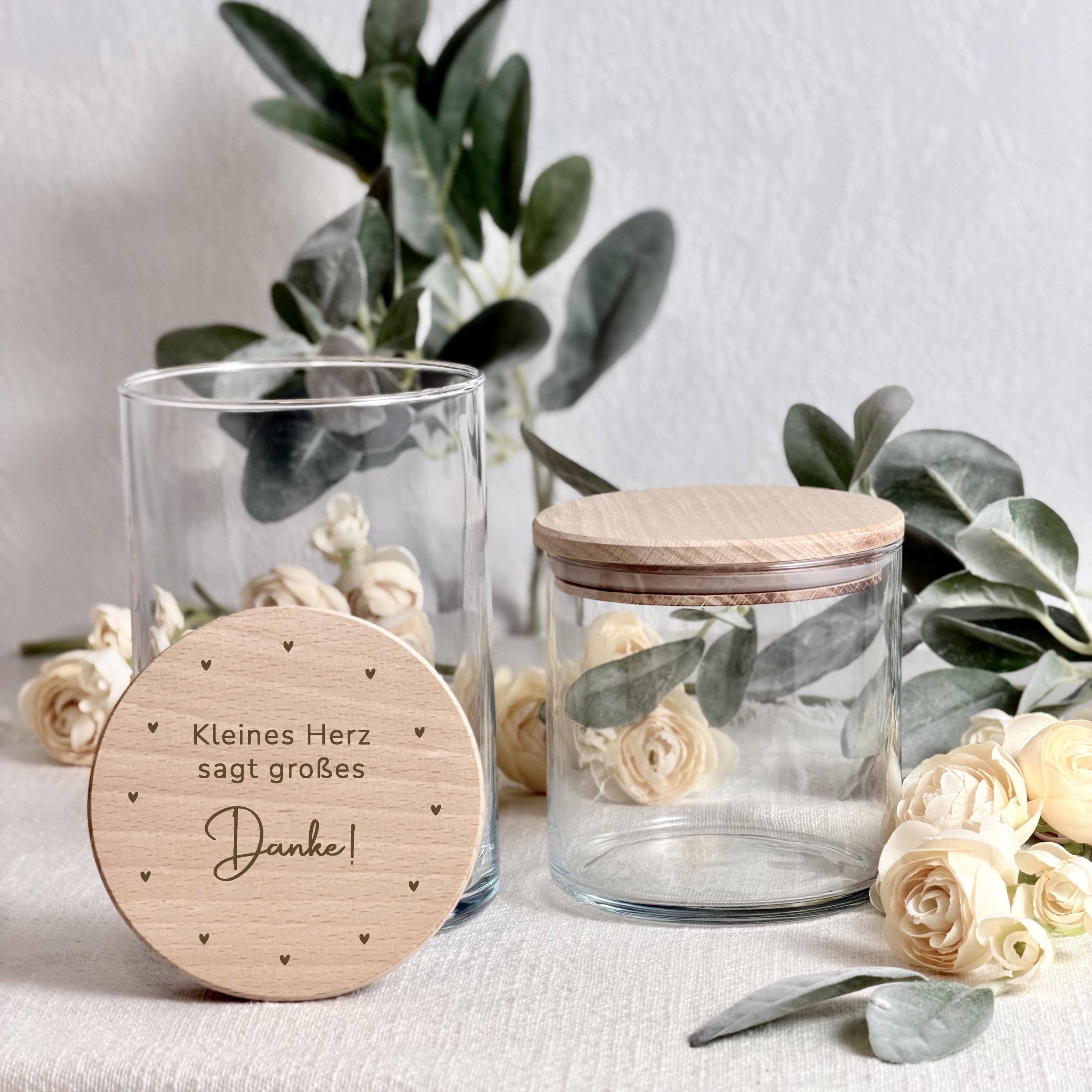 Vorratsglas als liebevolles Dankeschön Geschenk, ideal zum Danke sagen für Hebamme, Erzieherin oder Lehrerin. Das Glas ist individuell gestaltet und eignet sich perfekt als Abschiedsgeschenk oder kleine Aufmerksamkeit mit großer Bedeutung. Durch die Personalisierung wird aus einem schlichten Vorratsglas ein persönliches Erinnerungsstück, das im Alltag genutzt werden kann und stets an einen besonderen Moment erinnert. Perfekt für Kindergarten Abschied, Schulende oder beruflichen Abschied.